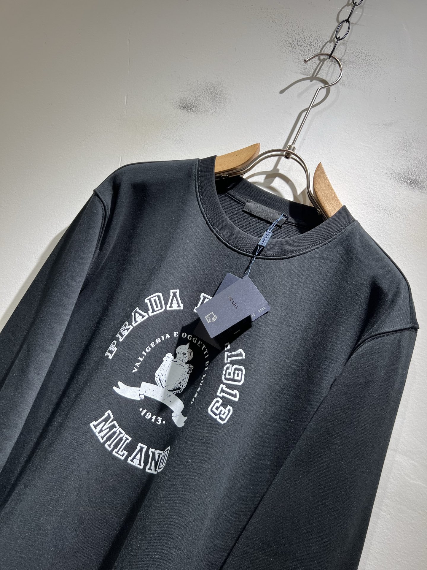 PRAD*A普*达2025秋冬新款男女同款👫长袖卫衣，最新款全网独家首上！！~既经典有时尚百搭，谁不爱啊