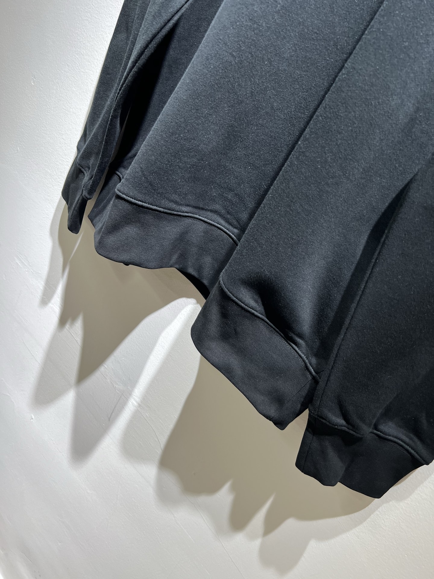 PRAD*A普*达2025秋冬新款男女同款👫长袖卫衣，最新款全网独家首上！！~既经典有时尚百搭，谁不爱啊