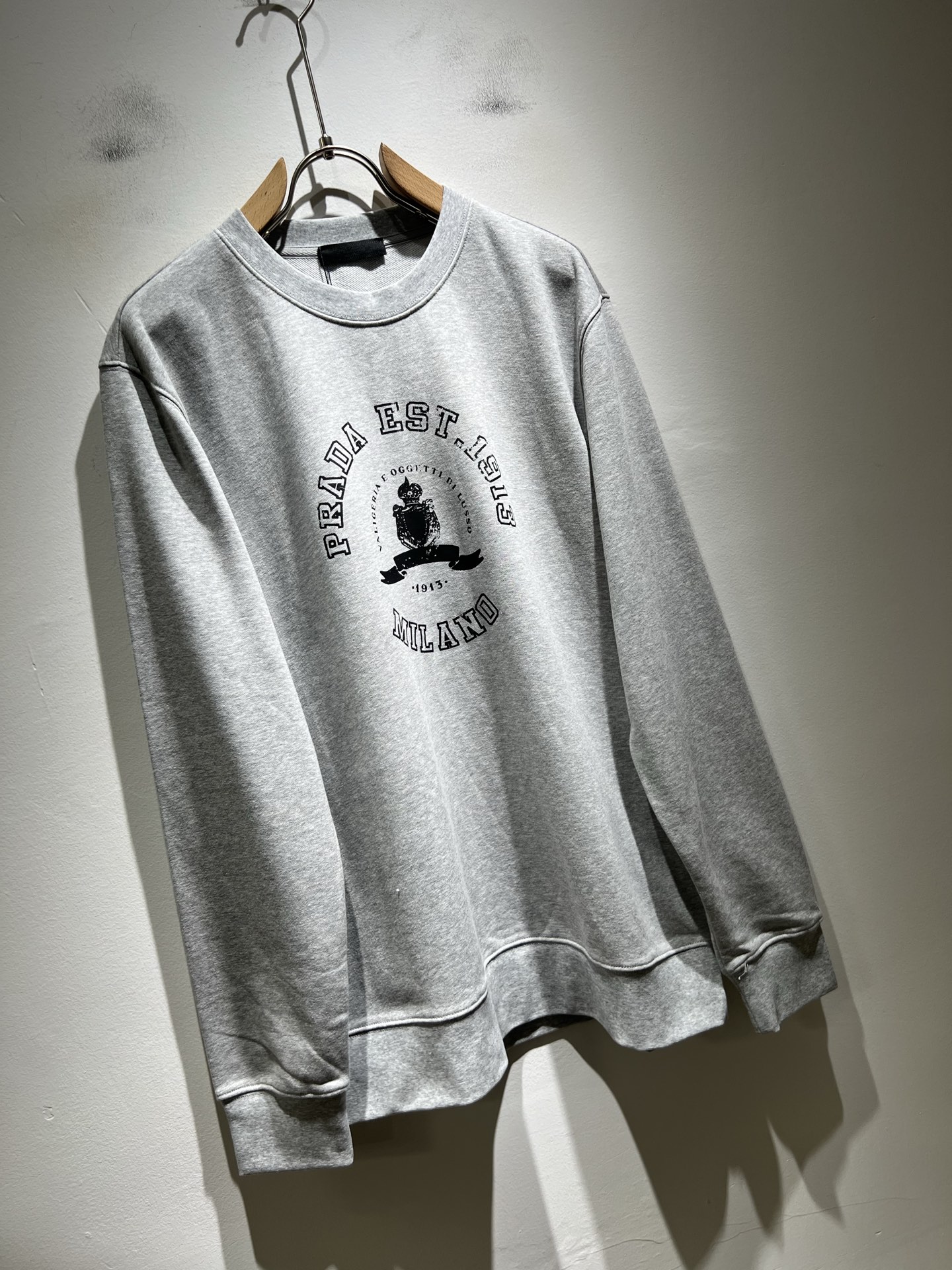 PRAD*A普*达2025秋冬新款男女同款👫长袖卫衣，最新款全网独家首上！！~既经典有时尚百搭，谁不爱啊