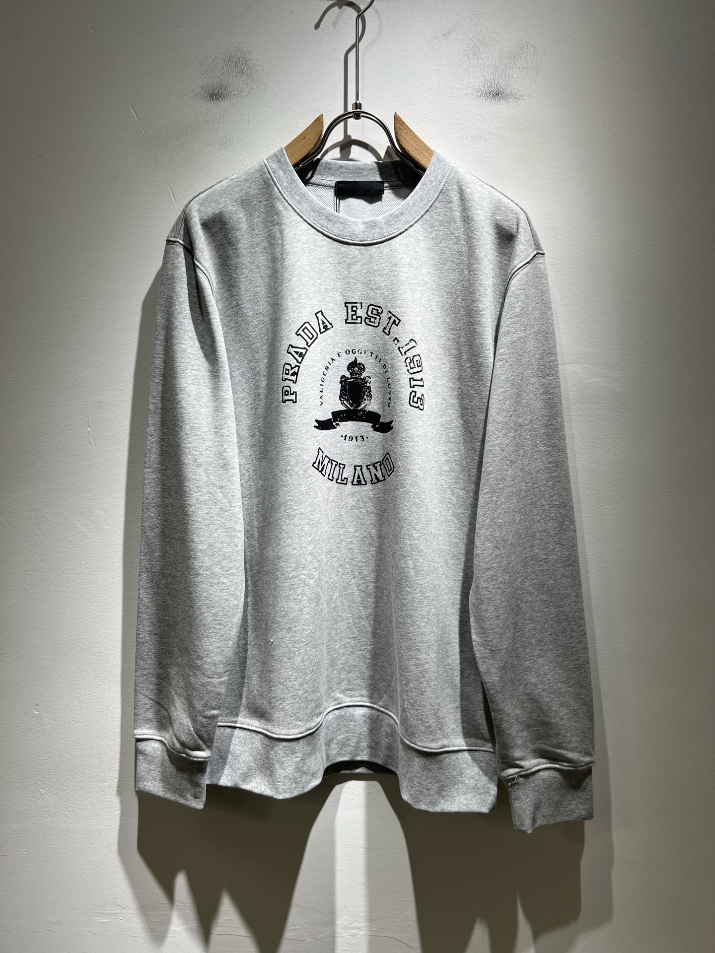 PRAD*A普*达2025秋冬新款男女同款👫长袖卫衣，最新款全网独家首上！！~既经典有时尚百搭，谁不爱啊