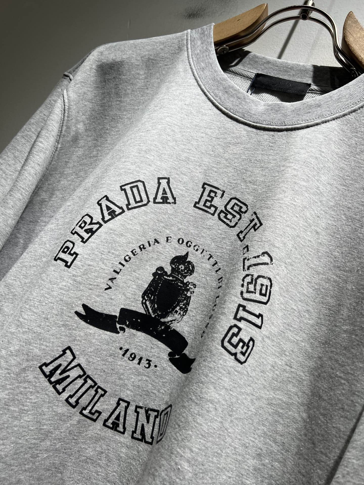 PRAD*A普*达2025秋冬新款男女同款👫长袖卫衣，最新款全网独家首上！！~既经典有时尚百搭，谁不爱啊