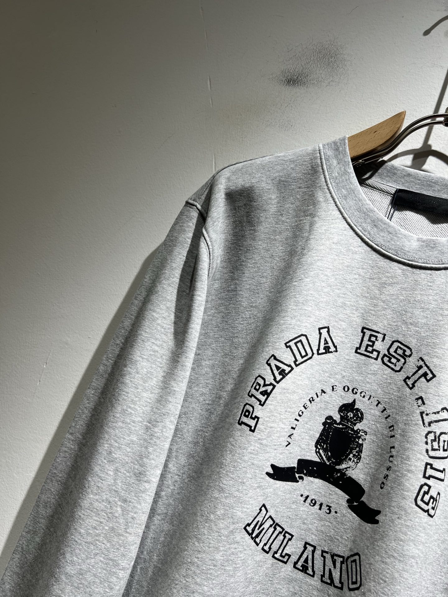 PRAD*A普*达2025秋冬新款男女同款👫长袖卫衣，最新款全网独家首上！！~既经典有时尚百搭，谁不爱啊