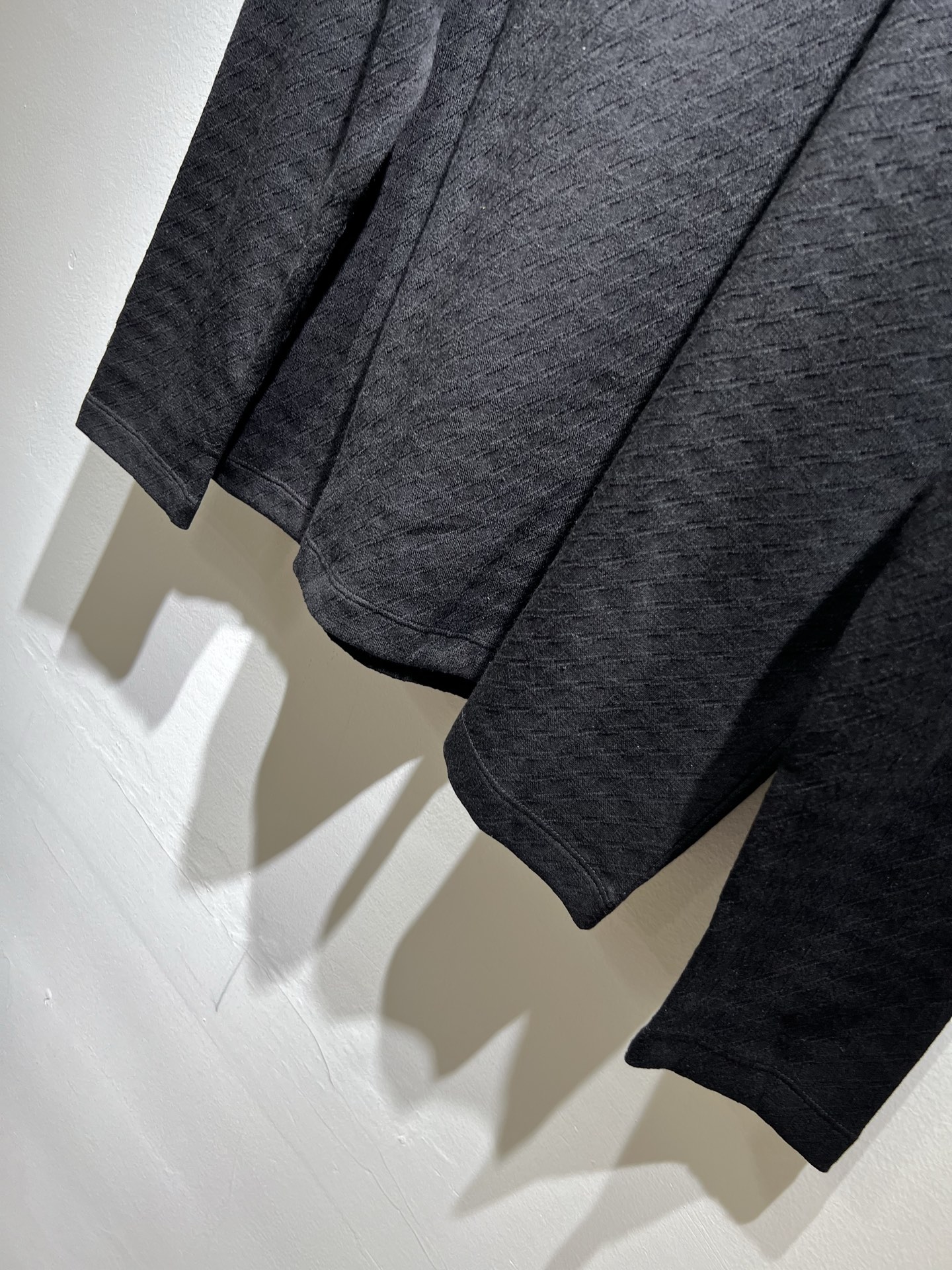 Loro Piana诺悠翩雅 2025秋冬男士最新的贸易订单打底衫，全品相！！后幅采用logo图案刺绣设