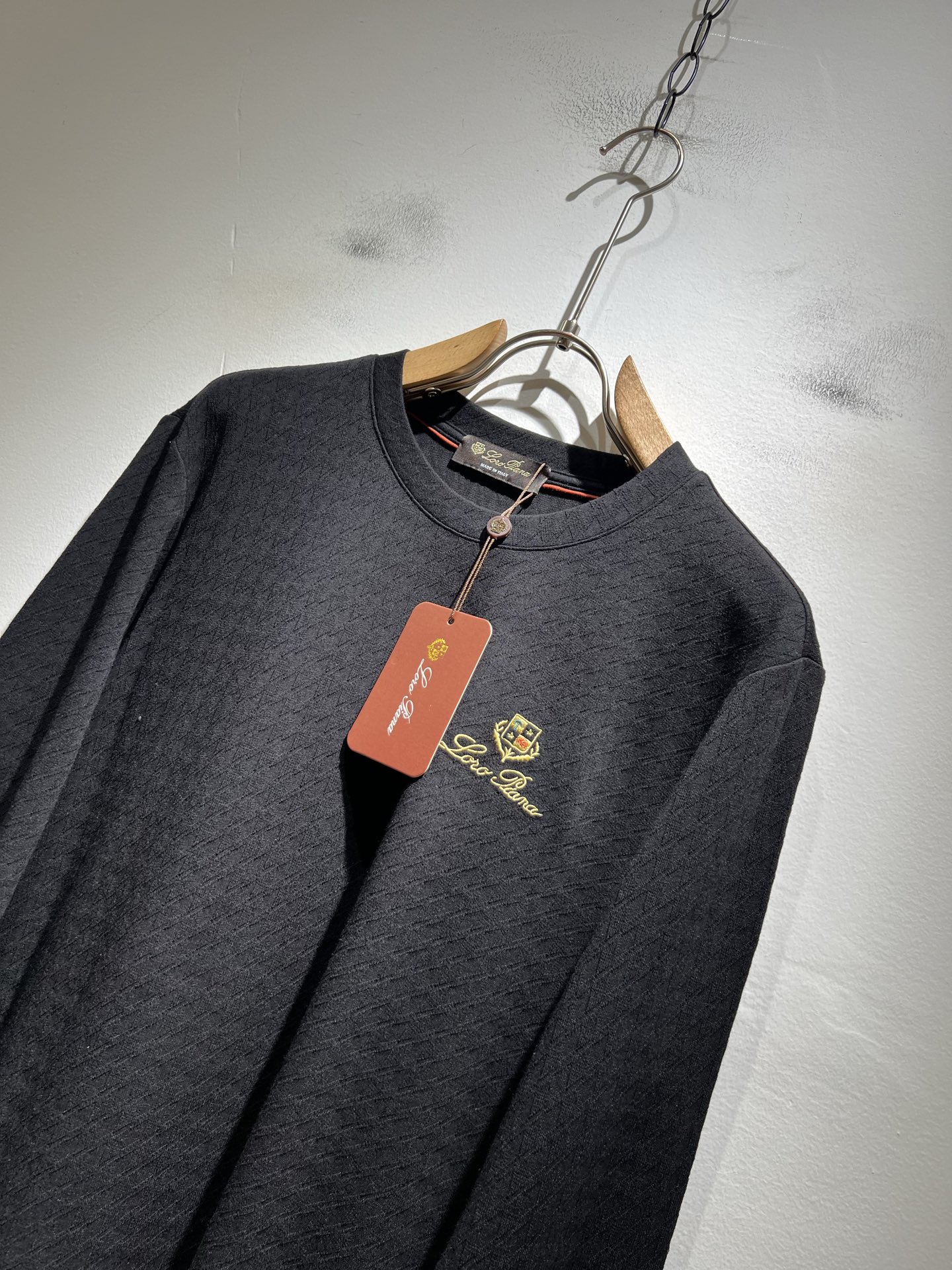 Loro Piana诺悠翩雅 2025秋冬男士最新的贸易订单打底衫，全品相！！后幅采用logo图案刺绣设