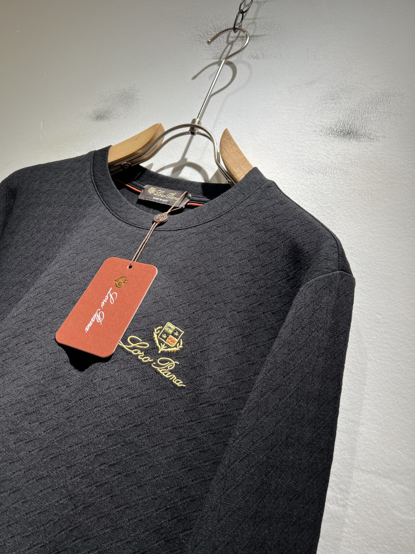 Loro Piana诺悠翩雅 2025秋冬男士最新的贸易订单打底衫，全品相！！后幅采用logo图案刺绣设