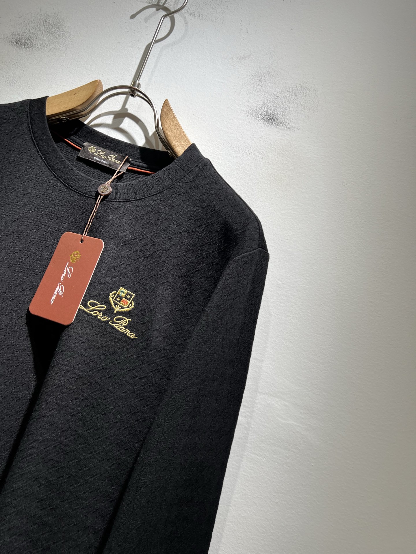 Loro Piana诺悠翩雅 2025秋冬男士最新的贸易订单打底衫，全品相！！后幅采用logo图案刺绣设