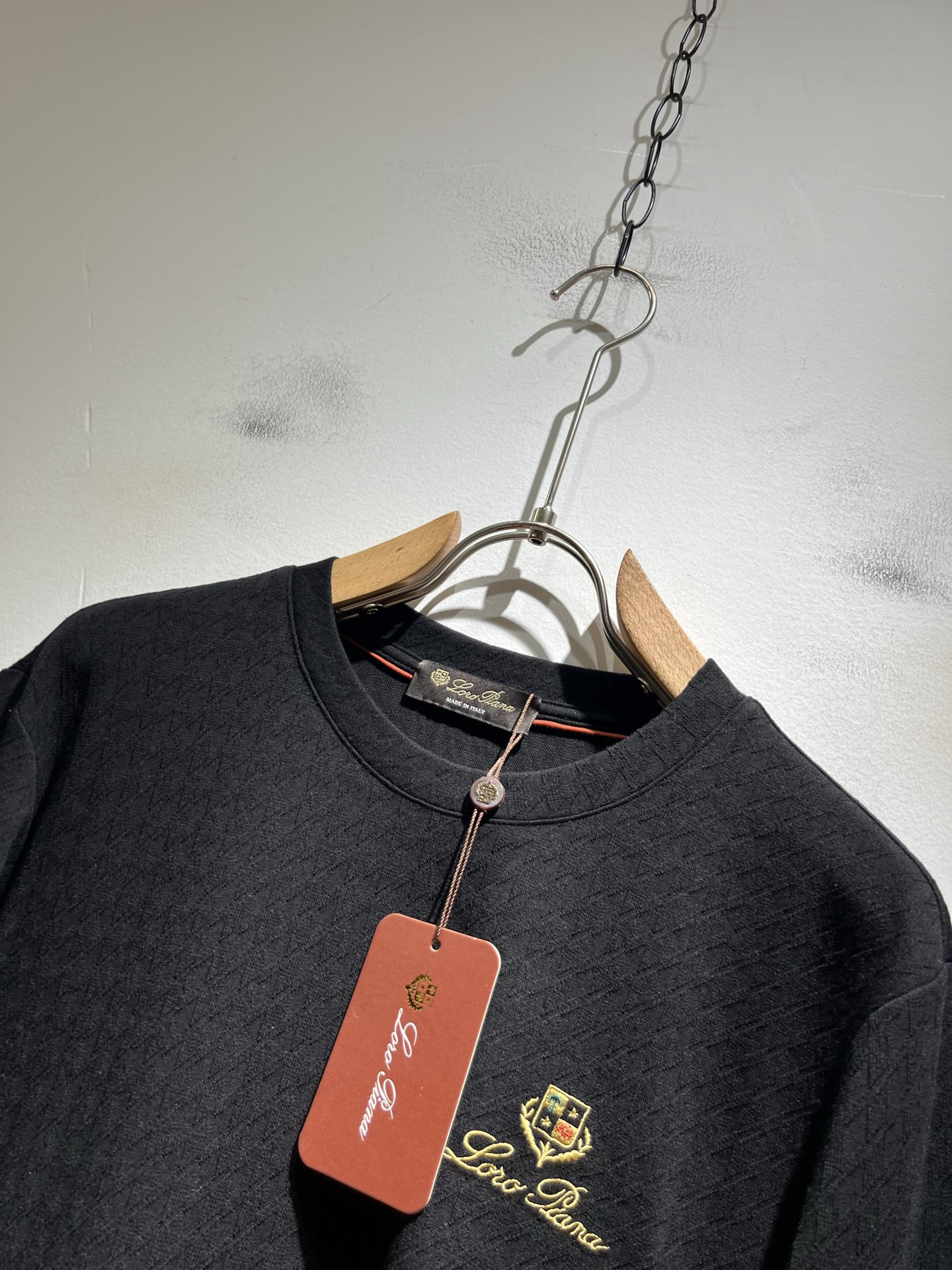 Loro Piana诺悠翩雅 2025秋冬男士最新的贸易订单打底衫，全品相！！后幅采用logo图案刺绣设