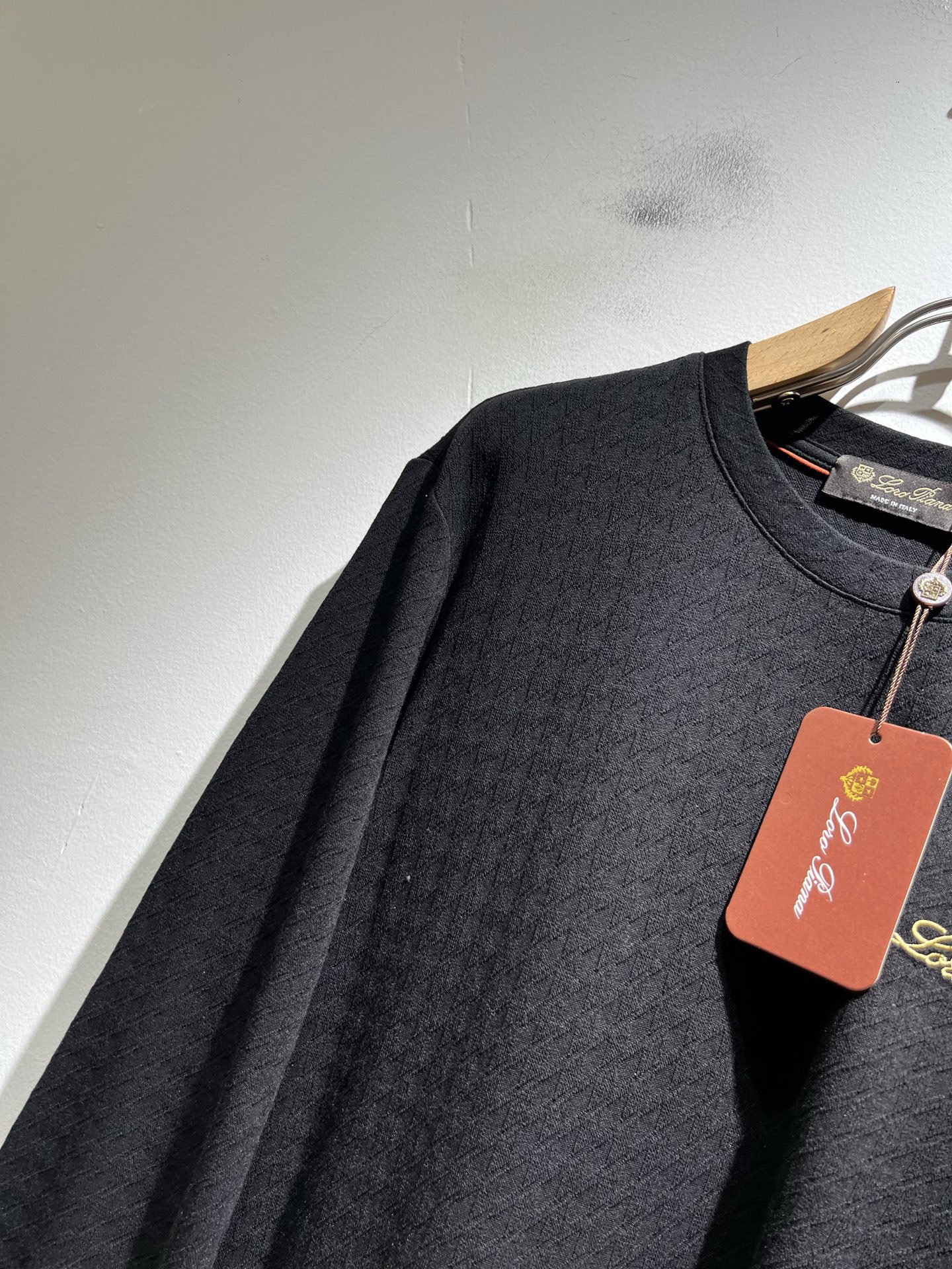 Loro Piana诺悠翩雅 2025秋冬男士最新的贸易订单打底衫，全品相！！后幅采用logo图案刺绣设