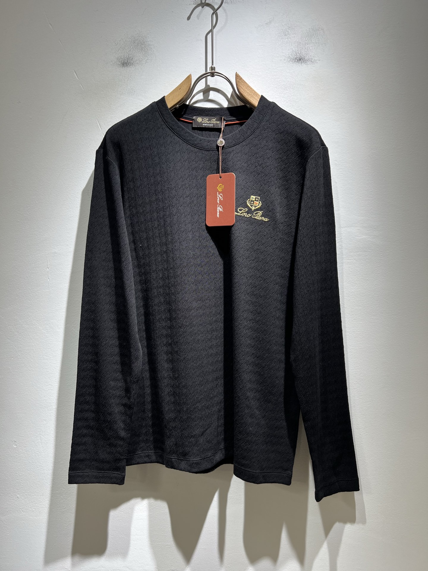 Loro Piana诺悠翩雅 2025秋冬男士最新的贸易订单打底衫，全品相！！后幅采用logo图案刺绣设