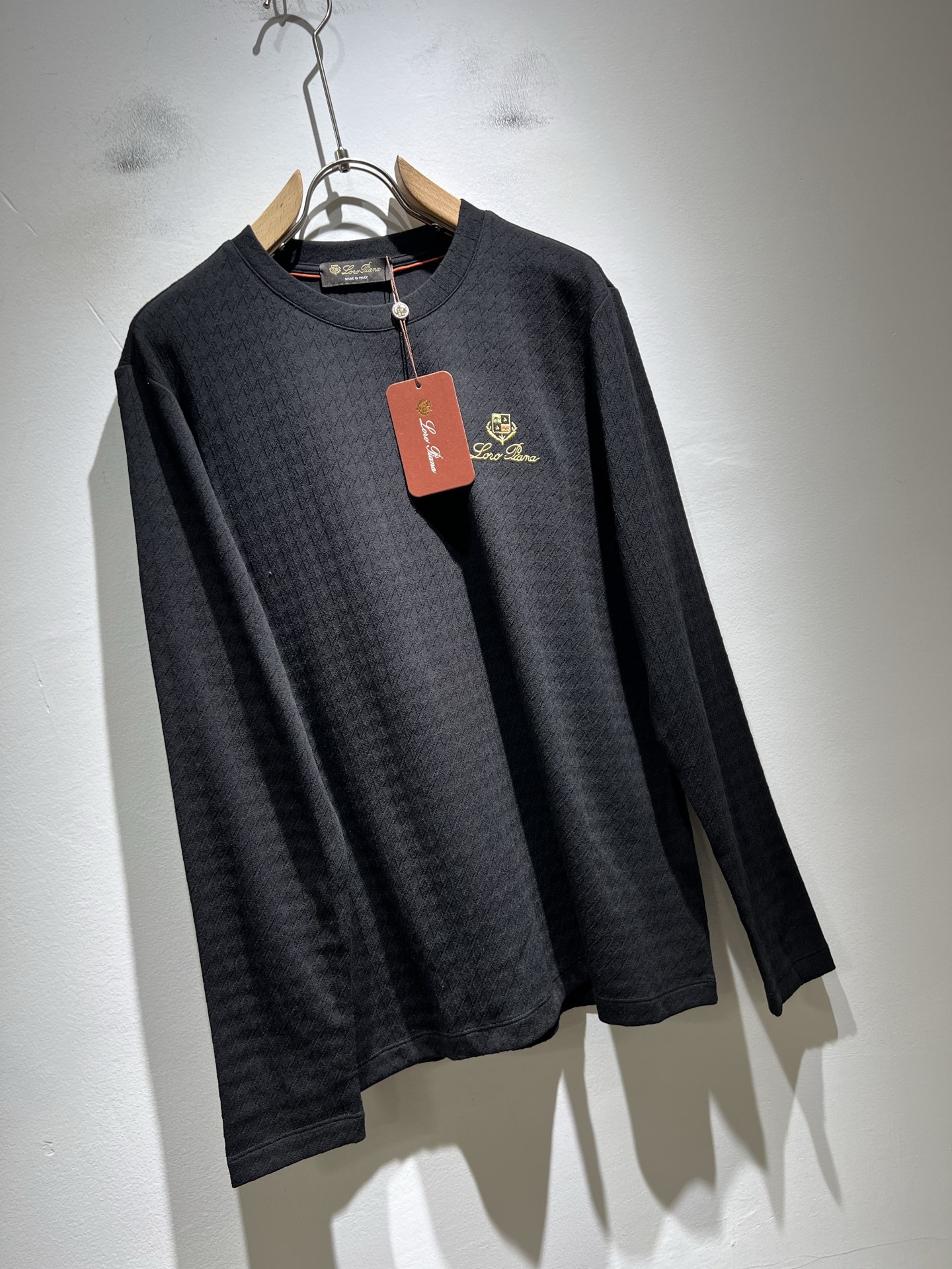 Loro Piana诺悠翩雅 2025秋冬男士最新的贸易订单打底衫，全品相！！后幅采用logo图案刺绣设