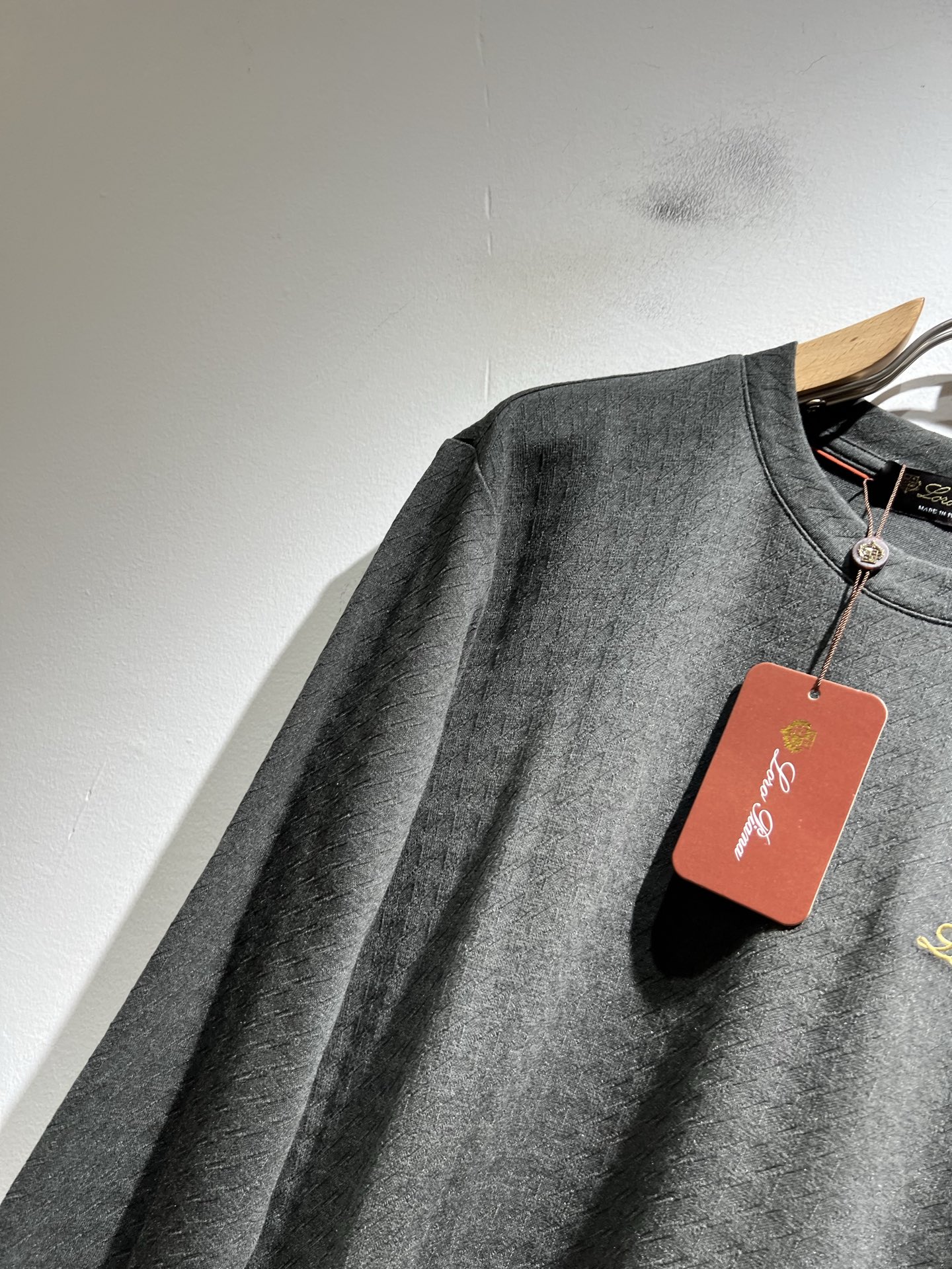 Loro Piana诺悠翩雅 2025秋冬男士最新的贸易订单打底衫，全品相！！后幅采用logo图案刺绣设