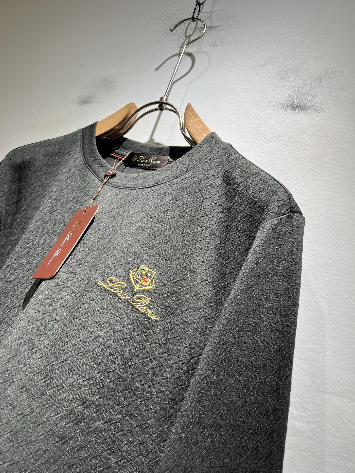 Loro Piana诺悠翩雅 2025秋冬男士最新的贸易订单打底衫，全品相！！后幅采用logo图案刺绣设