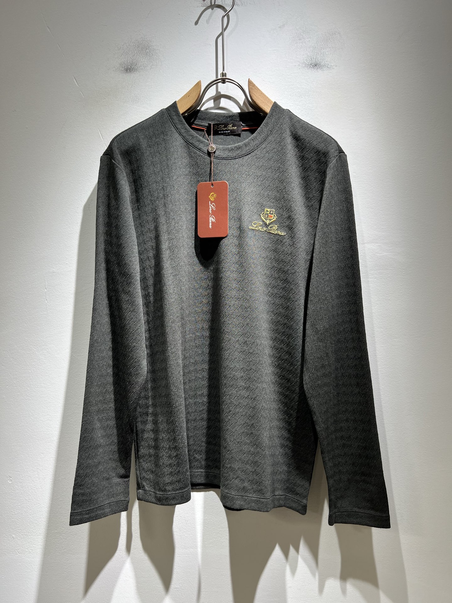 Loro Piana诺悠翩雅 2025秋冬男士最新的贸易订单打底衫，全品相！！后幅采用logo图案刺绣设