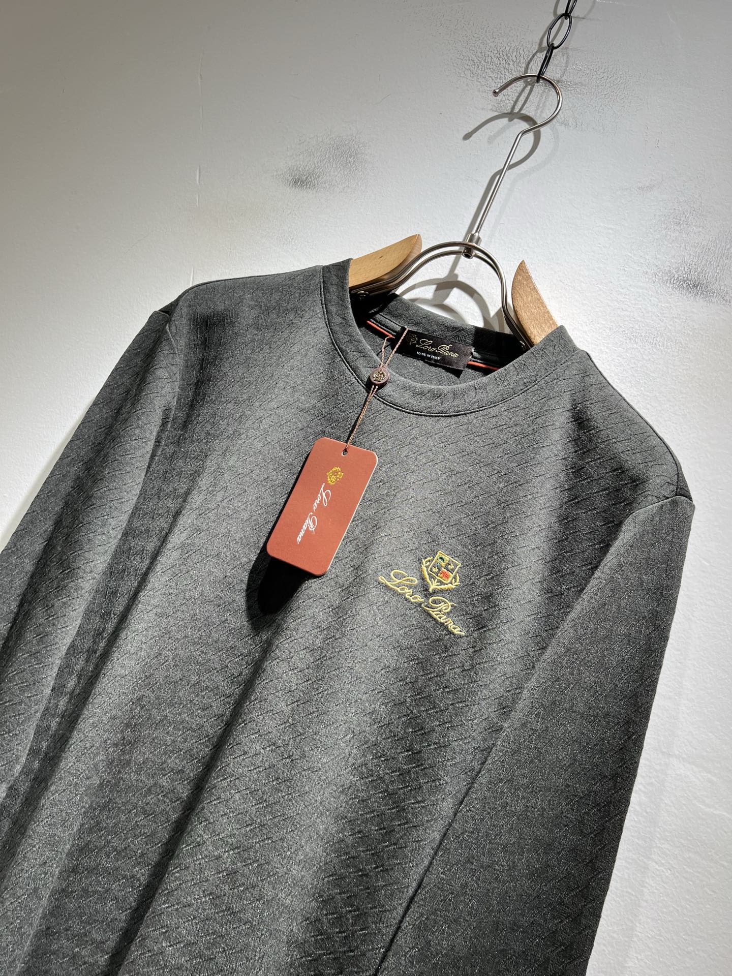 Loro Piana诺悠翩雅 2025秋冬男士最新的贸易订单打底衫，全品相！！后幅采用logo图案刺绣设