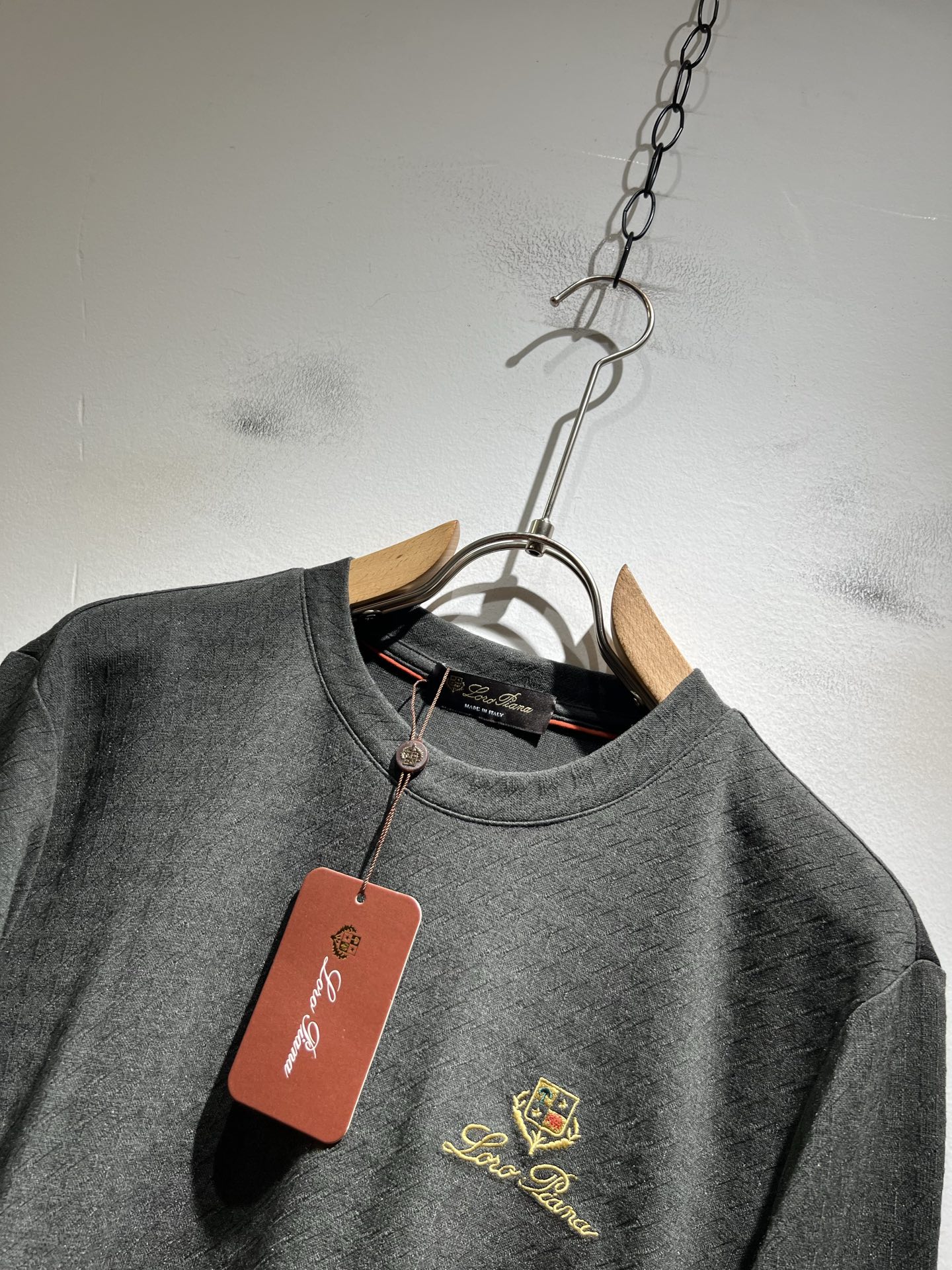 Loro Piana诺悠翩雅 2025秋冬男士最新的贸易订单打底衫，全品相！！后幅采用logo图案刺绣设