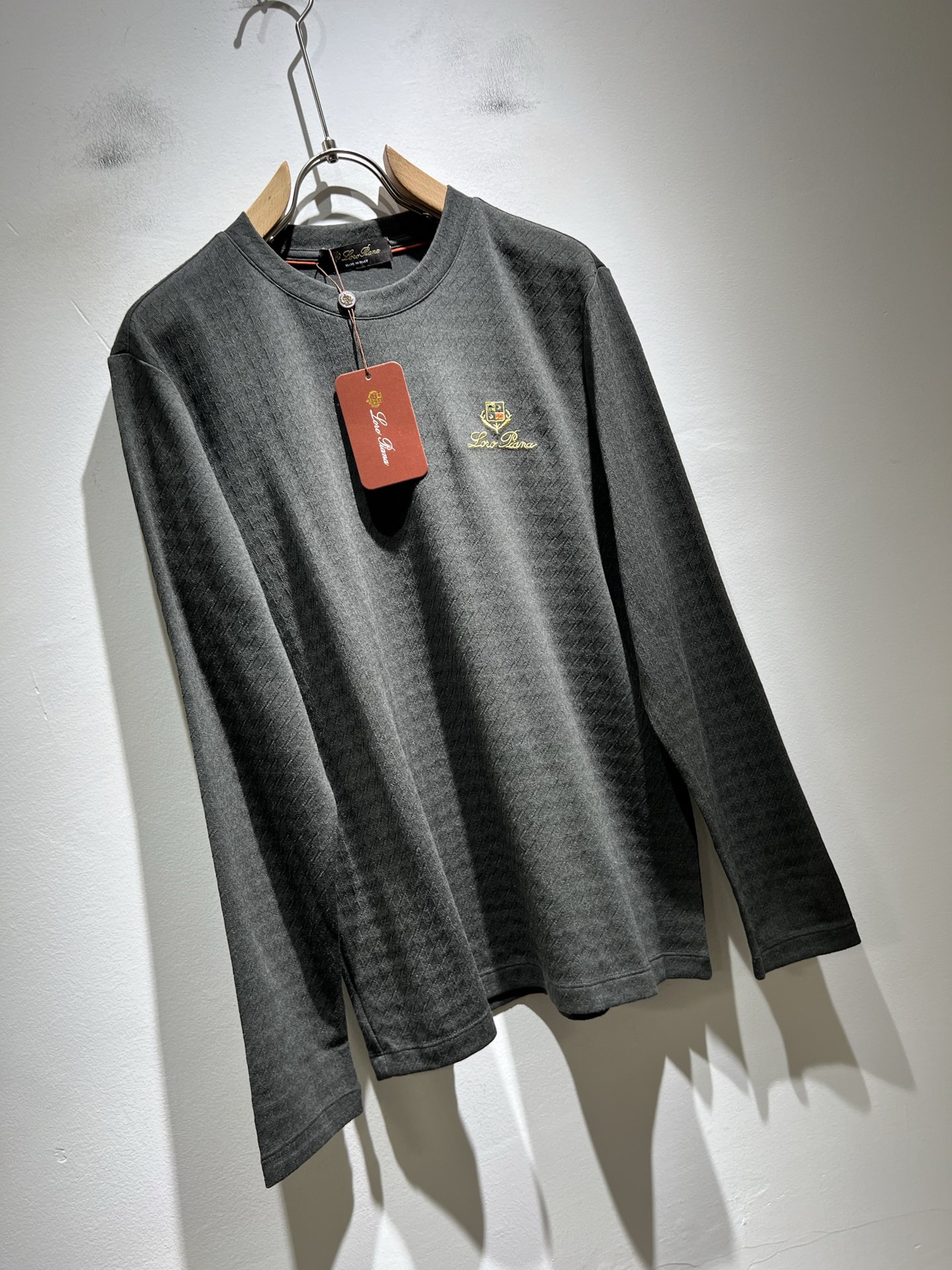 Loro Piana诺悠翩雅 2025秋冬男士最新的贸易订单打底衫，全品相！！后幅采用logo图案刺绣设