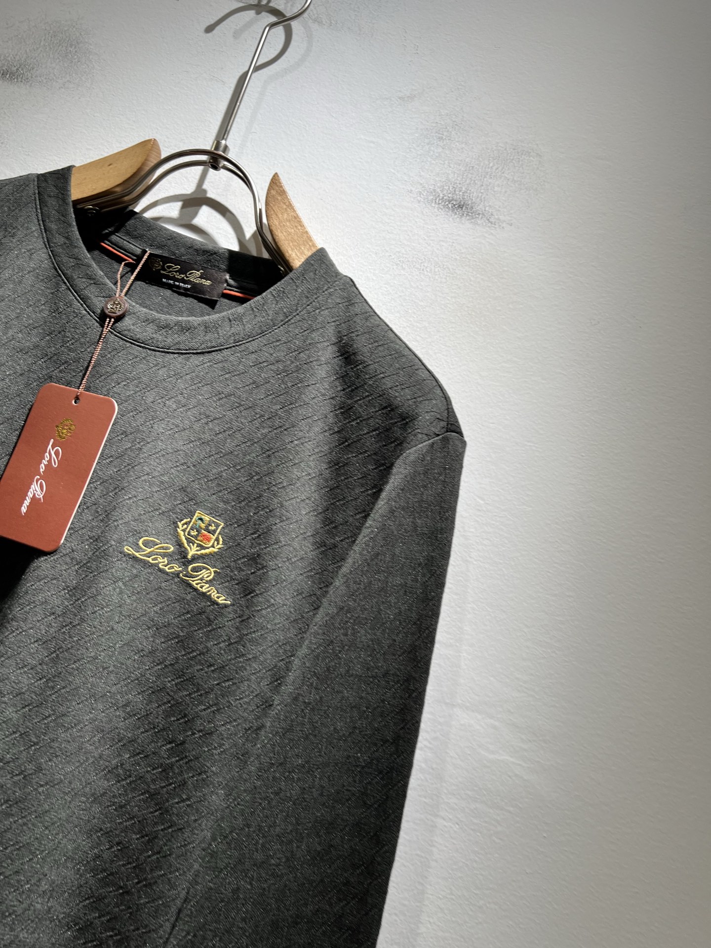 Loro Piana诺悠翩雅 2025秋冬男士最新的贸易订单打底衫，全品相！！后幅采用logo图案刺绣设