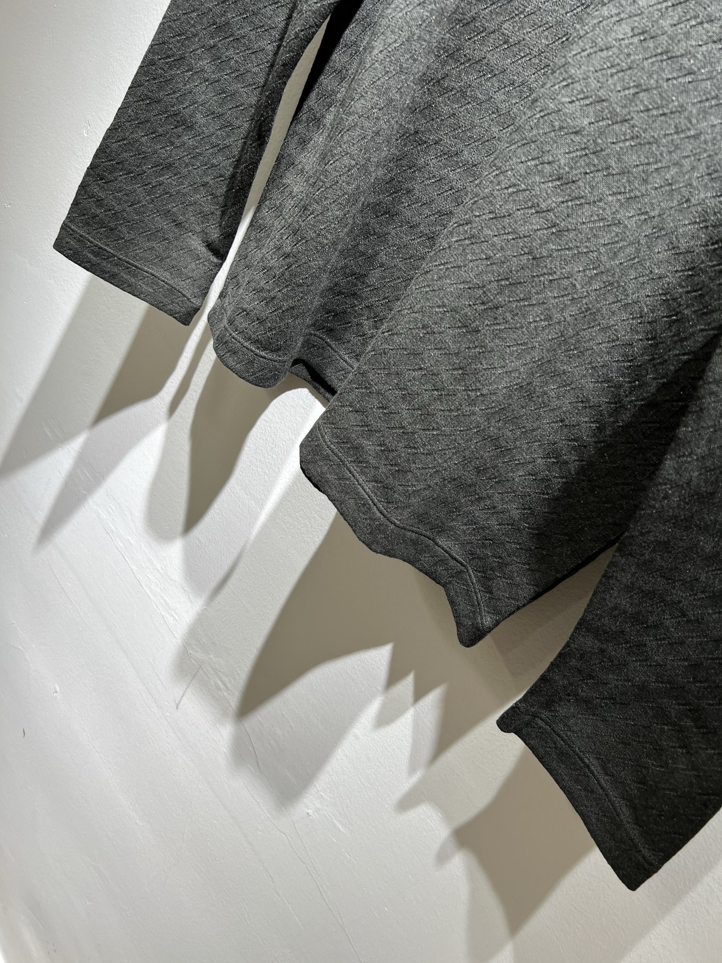 Loro Piana诺悠翩雅 2025秋冬男士最新的贸易订单打底衫，全品相！！后幅采用logo图案刺绣设