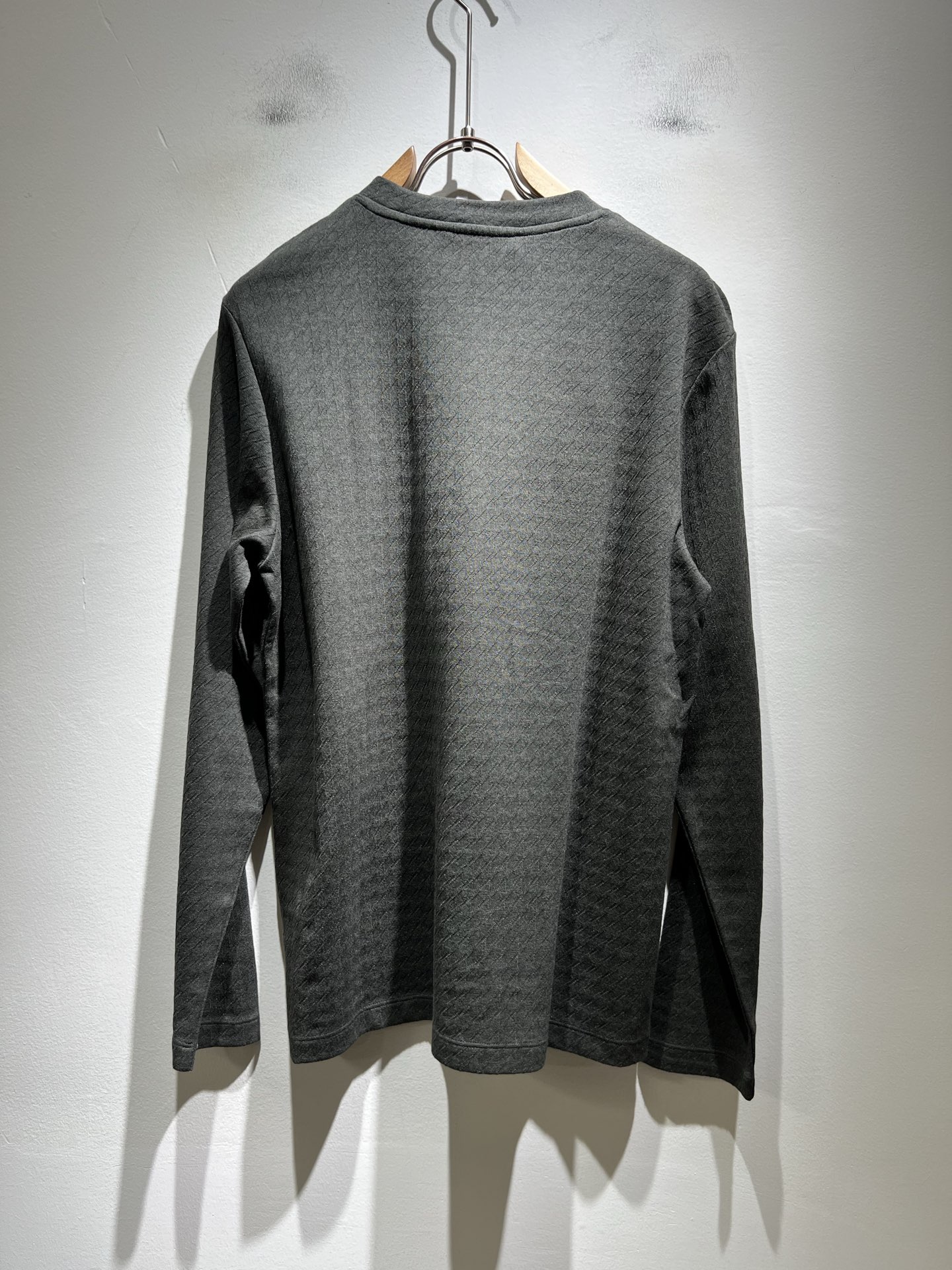 Loro Piana诺悠翩雅 2025秋冬男士最新的贸易订单打底衫，全品相！！后幅采用logo图案刺绣设