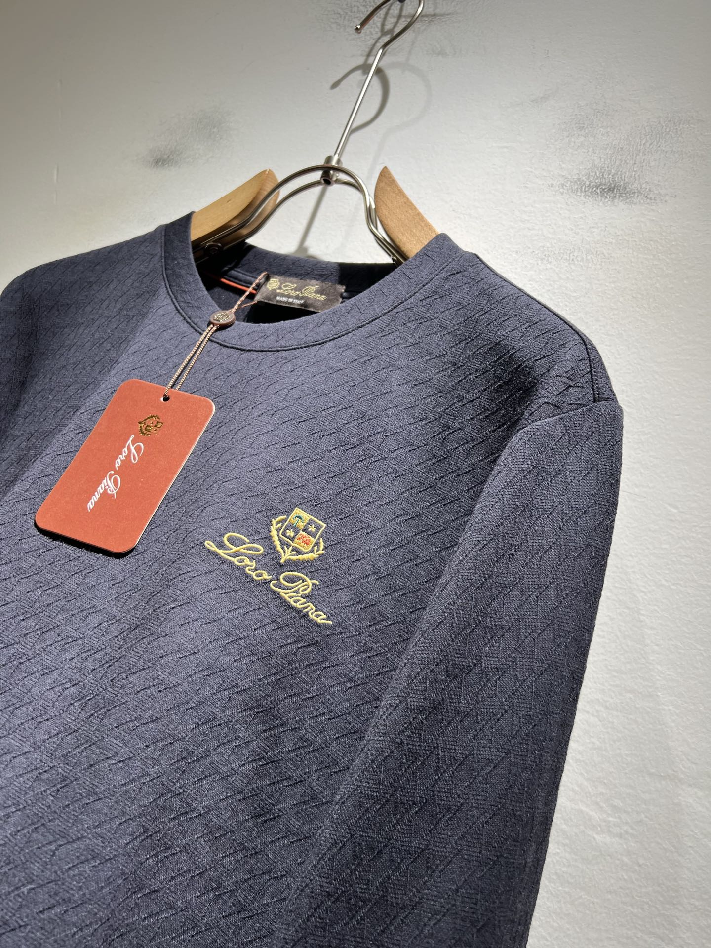 Loro Piana诺悠翩雅 2025秋冬男士最新的贸易订单打底衫，全品相！！后幅采用logo图案刺绣设