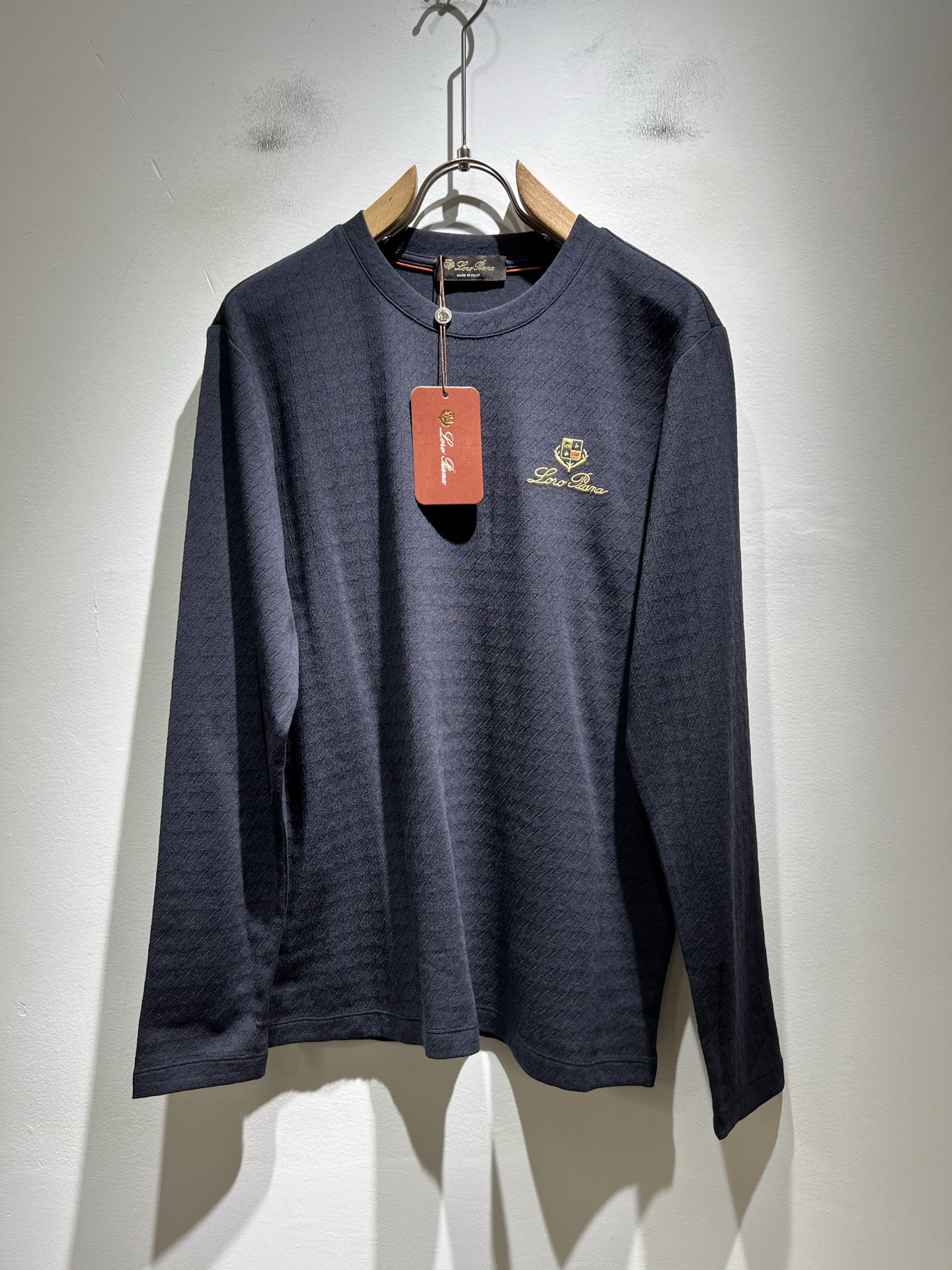Loro Piana诺悠翩雅 2025秋冬男士最新的贸易订单打底衫，全品相！！后幅采用logo图案刺绣设