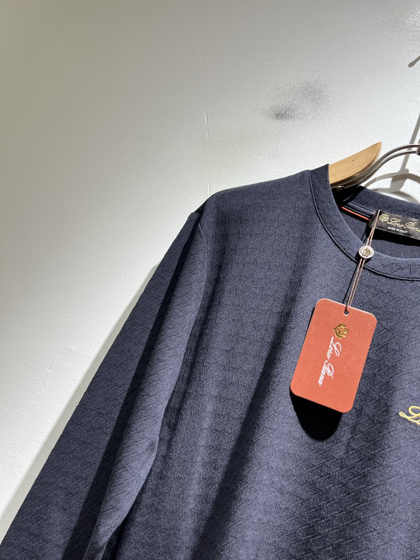 Loro Piana诺悠翩雅 2025秋冬男士最新的贸易订单打底衫，全品相！！后幅采用logo图案刺绣设