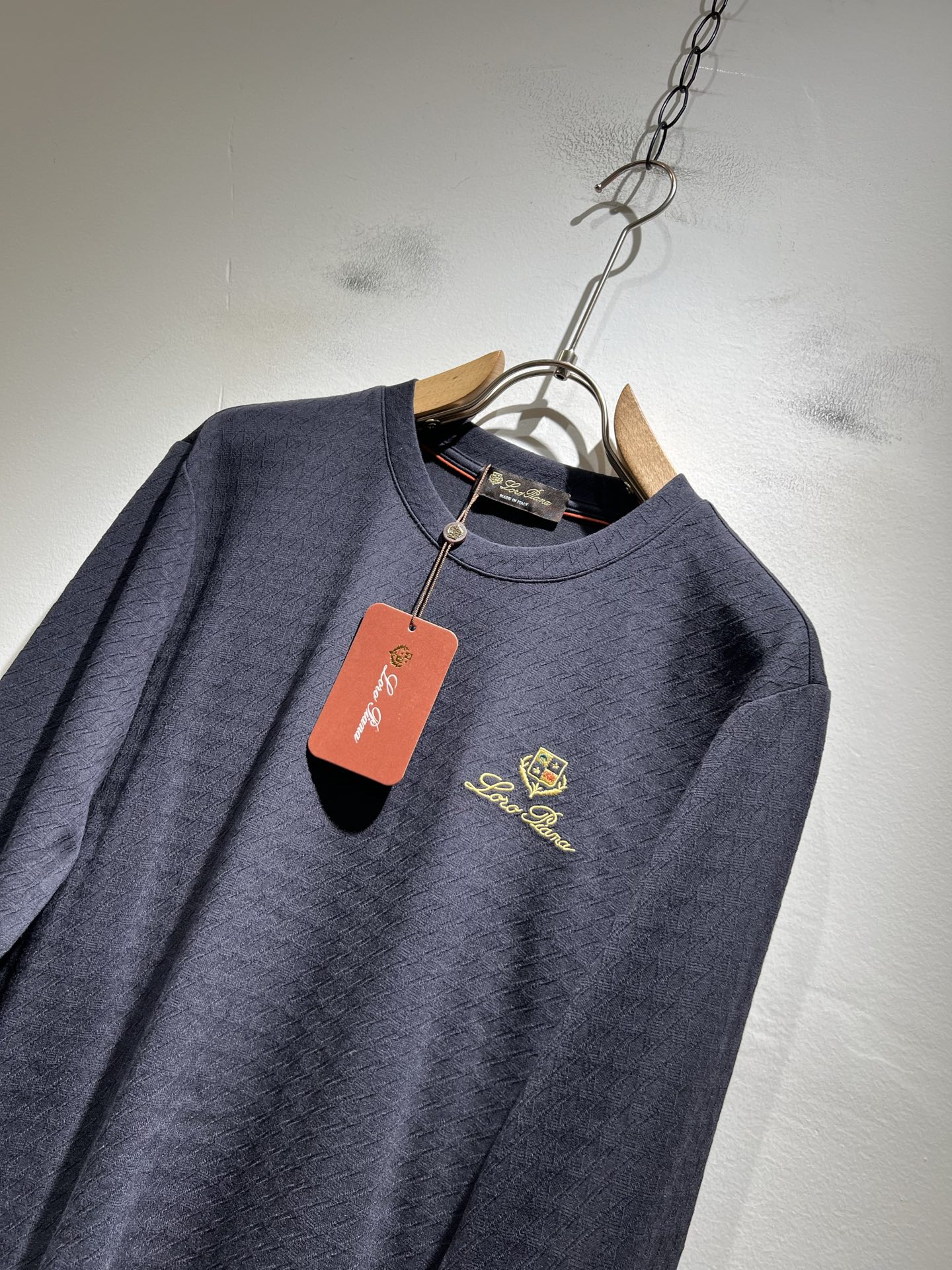 Loro Piana诺悠翩雅 2025秋冬男士最新的贸易订单打底衫，全品相！！后幅采用logo图案刺绣设