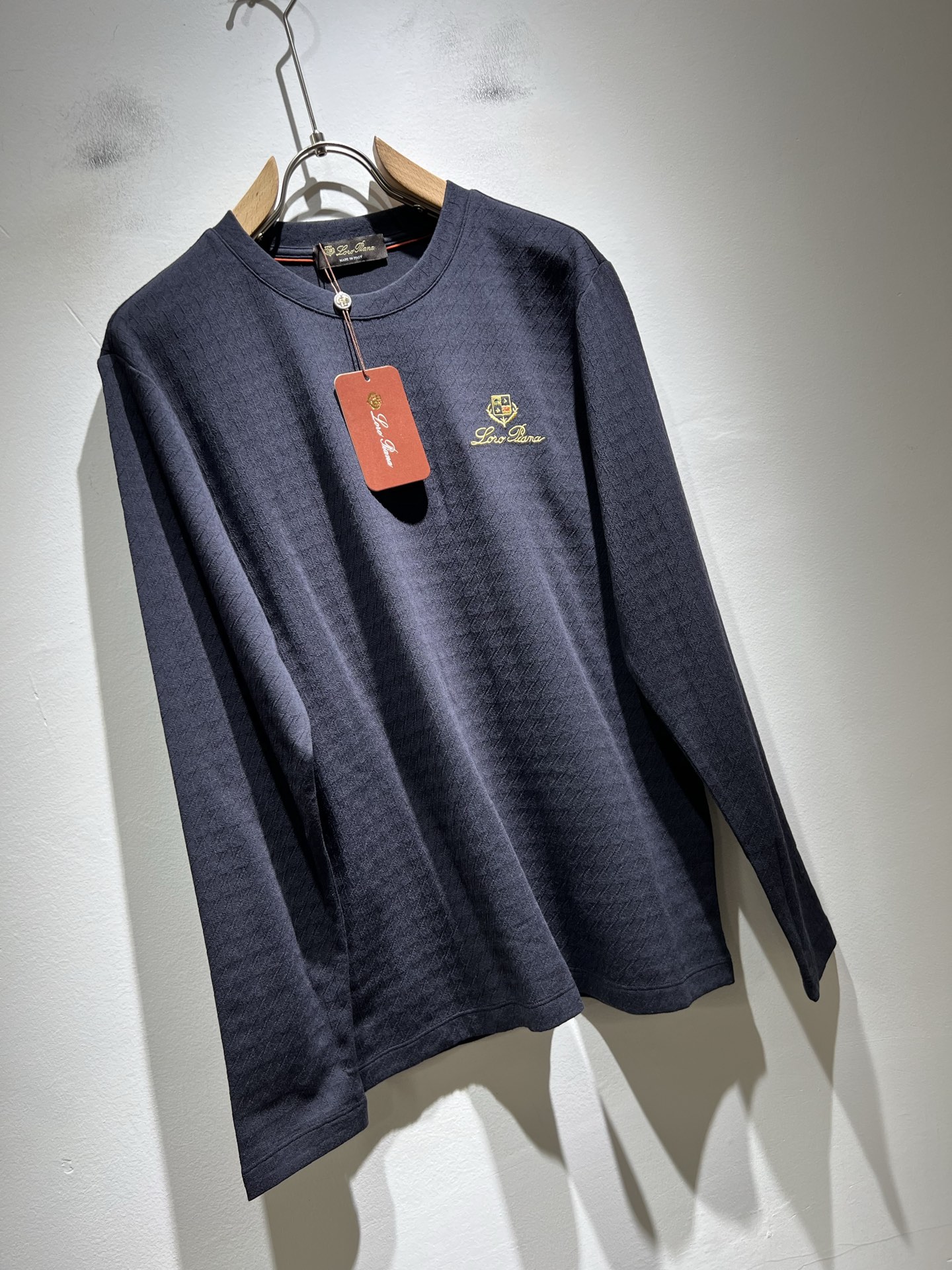 Loro Piana诺悠翩雅 2025秋冬男士最新的贸易订单打底衫，全品相！！后幅采用logo图案刺绣设