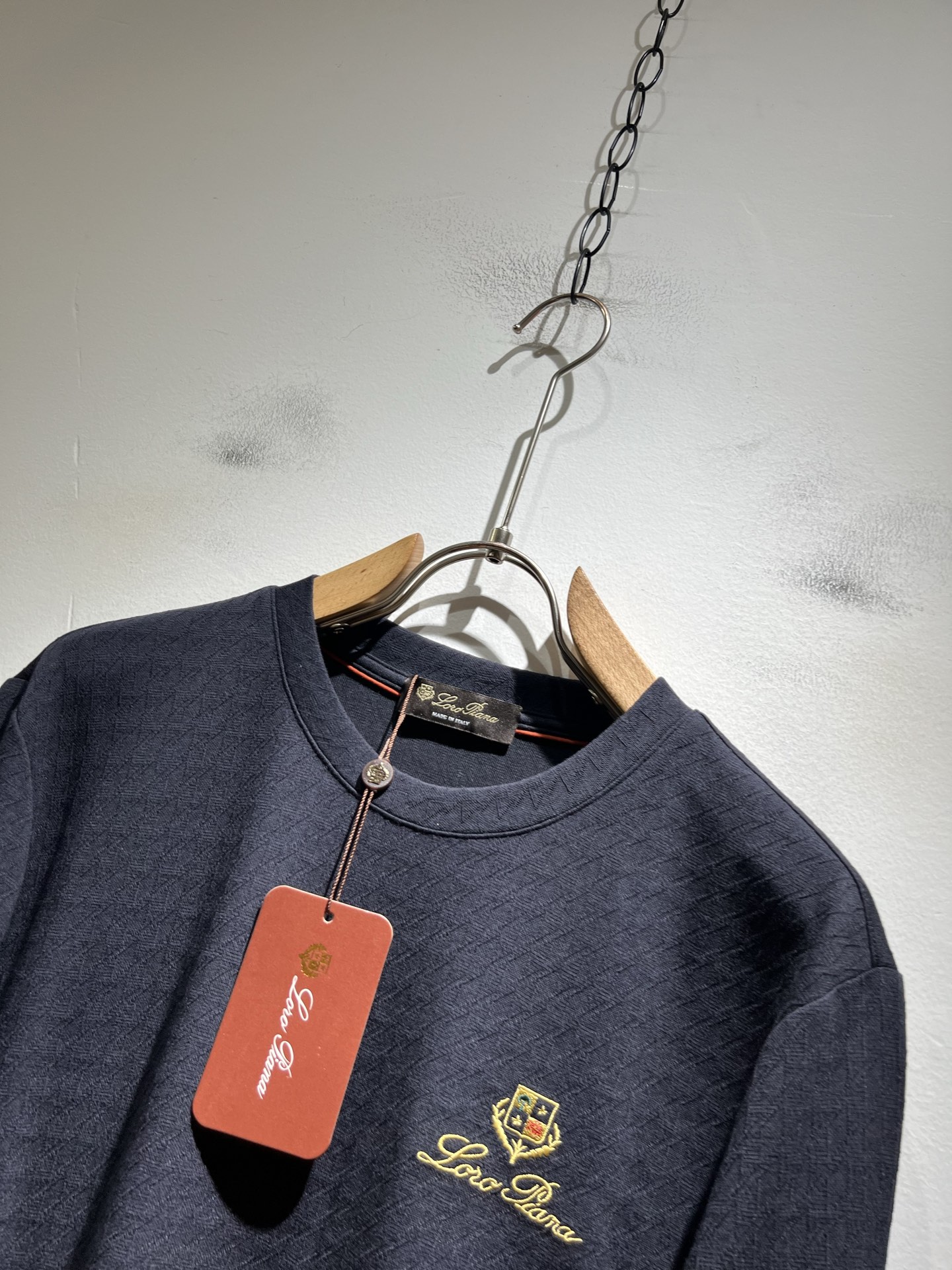 Loro Piana诺悠翩雅 2025秋冬男士最新的贸易订单打底衫，全品相！！后幅采用logo图案刺绣设