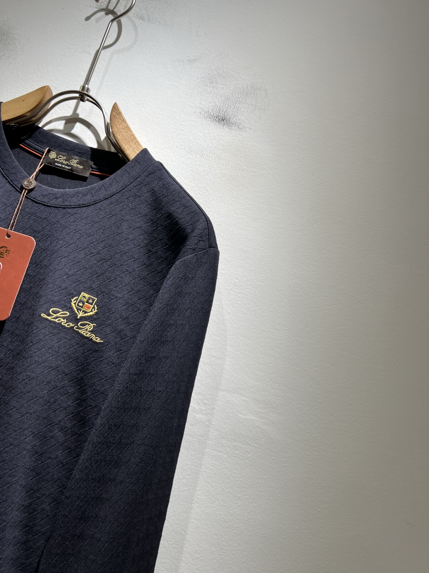 Loro Piana诺悠翩雅 2025秋冬男士最新的贸易订单打底衫，全品相！！后幅采用logo图案刺绣设