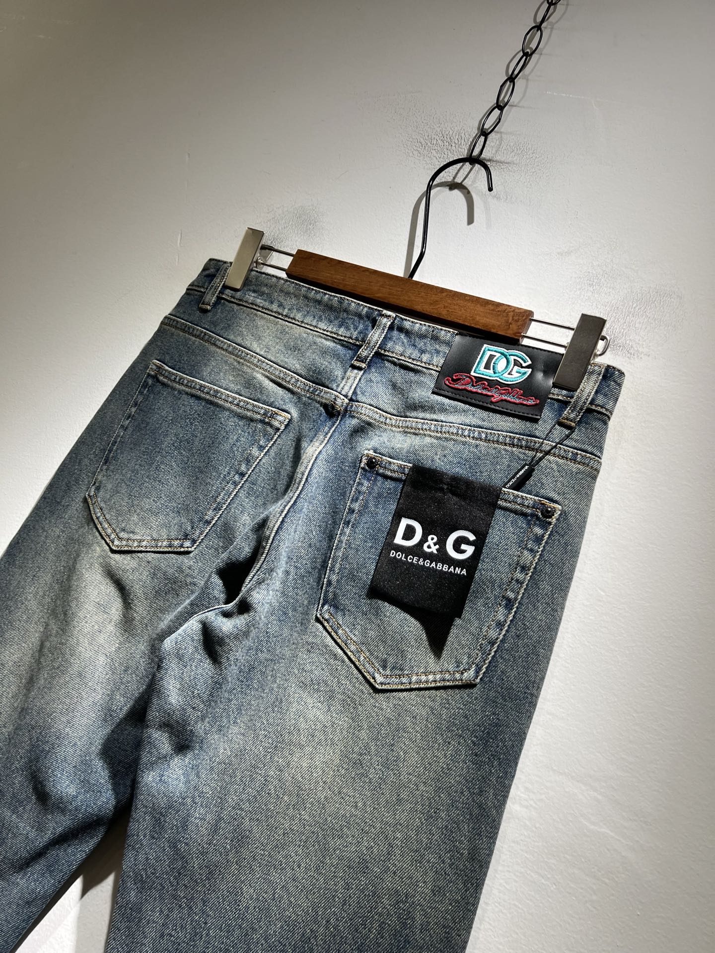 Dolce & 杜嘉*纳 2025秋冬新品牛仔裤，水洗处理自然不易变形脱色、立体剪裁完美塑形面料质舒适柔