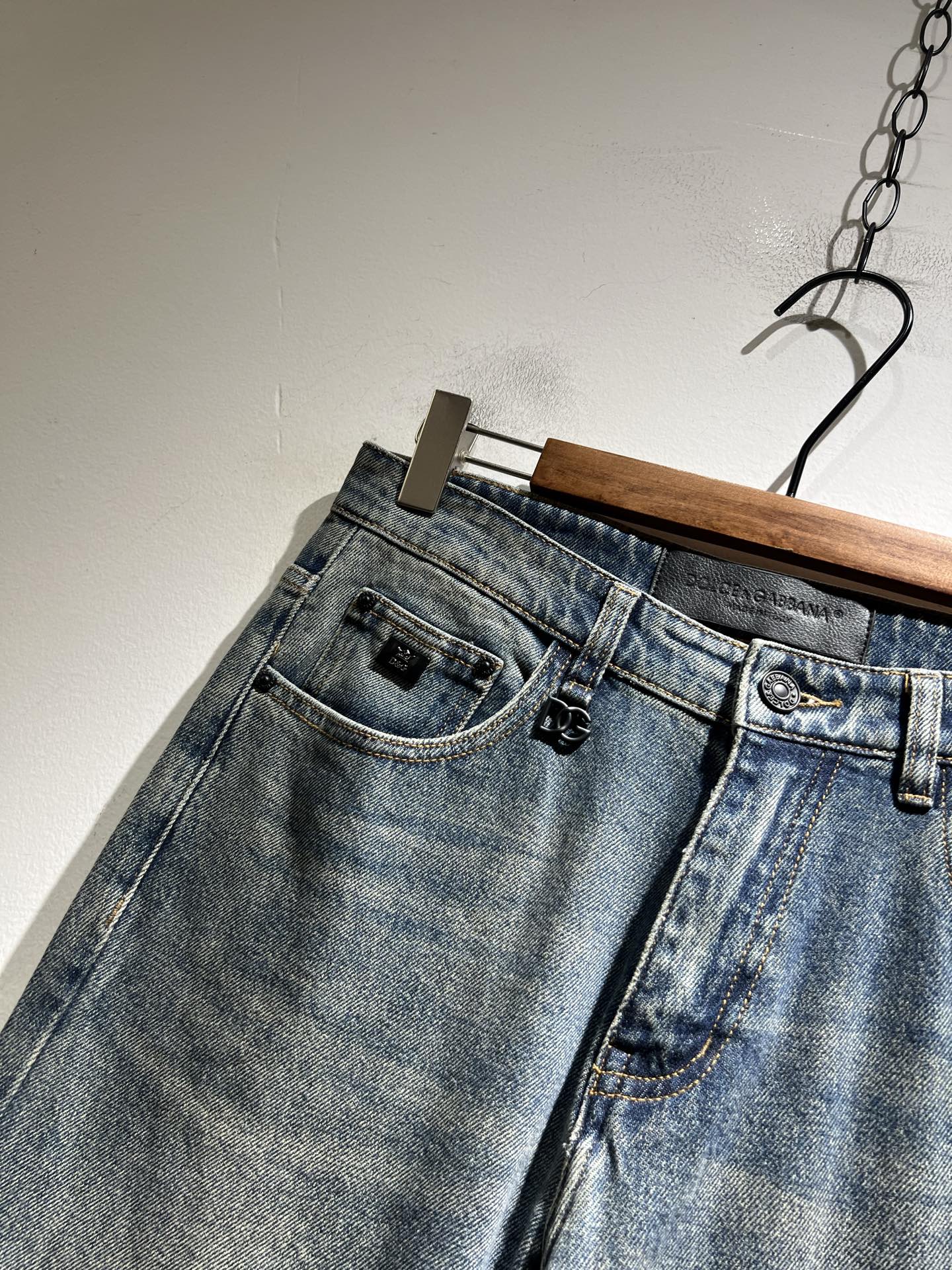 Dolce & 杜嘉*纳 2025秋冬新品牛仔裤，水洗处理自然不易变形脱色、立体剪裁完美塑形面料质舒适柔