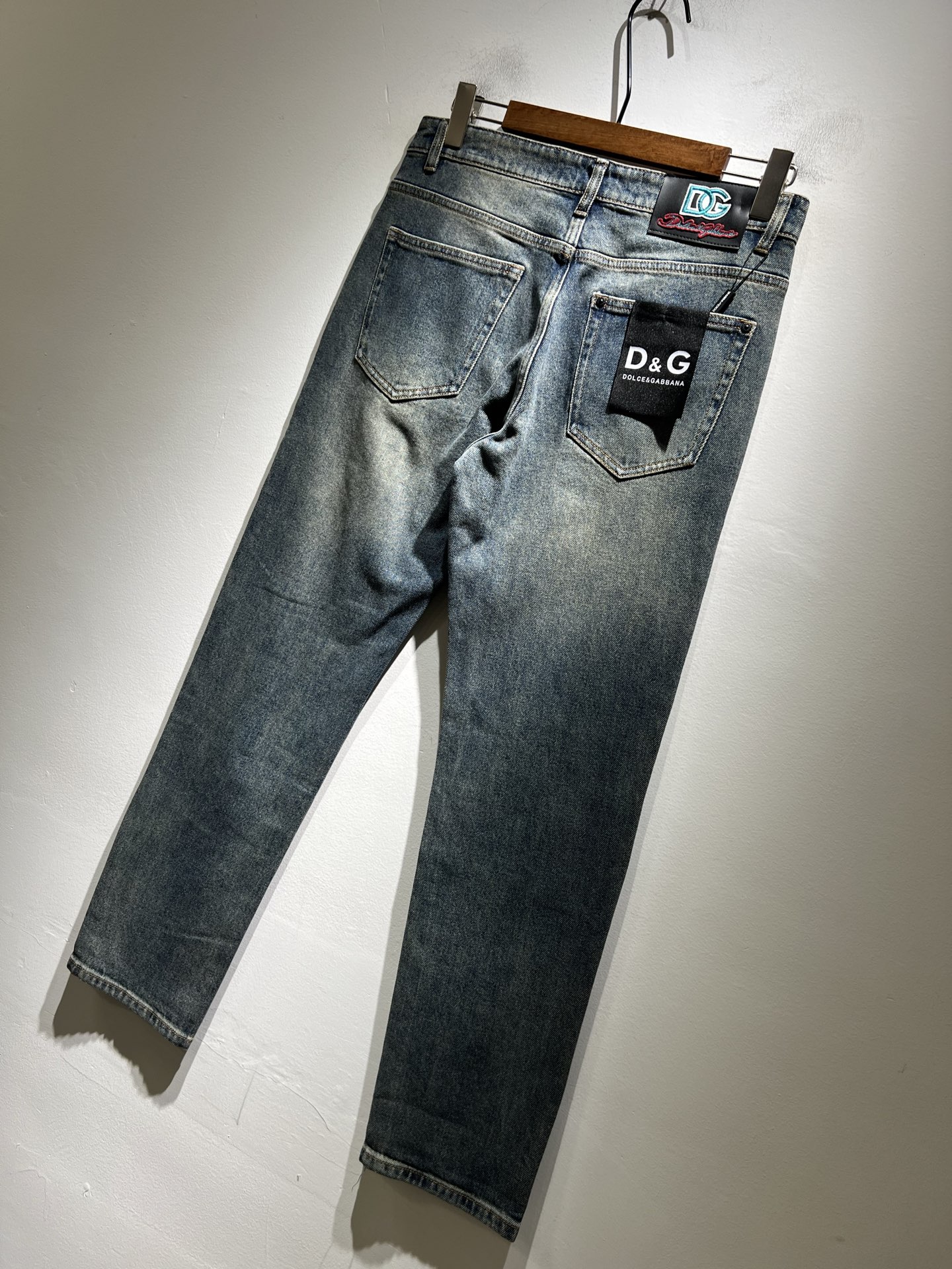 Dolce & 杜嘉*纳 2025秋冬新品牛仔裤，水洗处理自然不易变形脱色、立体剪裁完美塑形面料质舒适柔