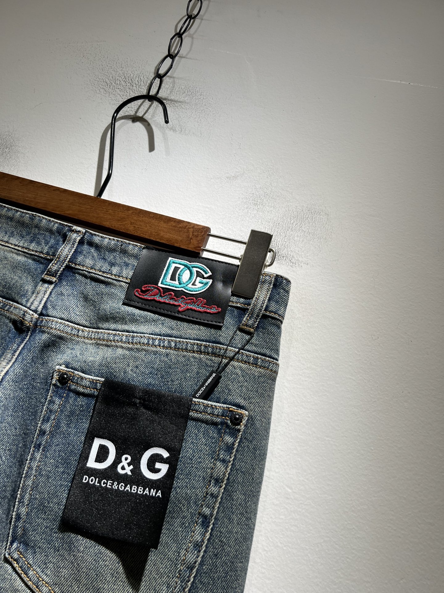 Dolce & 杜嘉*纳 2025秋冬新品牛仔裤，水洗处理自然不易变形脱色、立体剪裁完美塑形面料质舒适柔