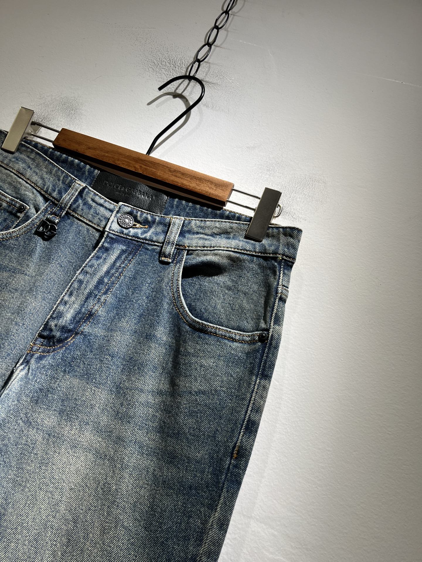 Dolce & 杜嘉*纳 2025秋冬新品牛仔裤，水洗处理自然不易变形脱色、立体剪裁完美塑形面料质舒适柔