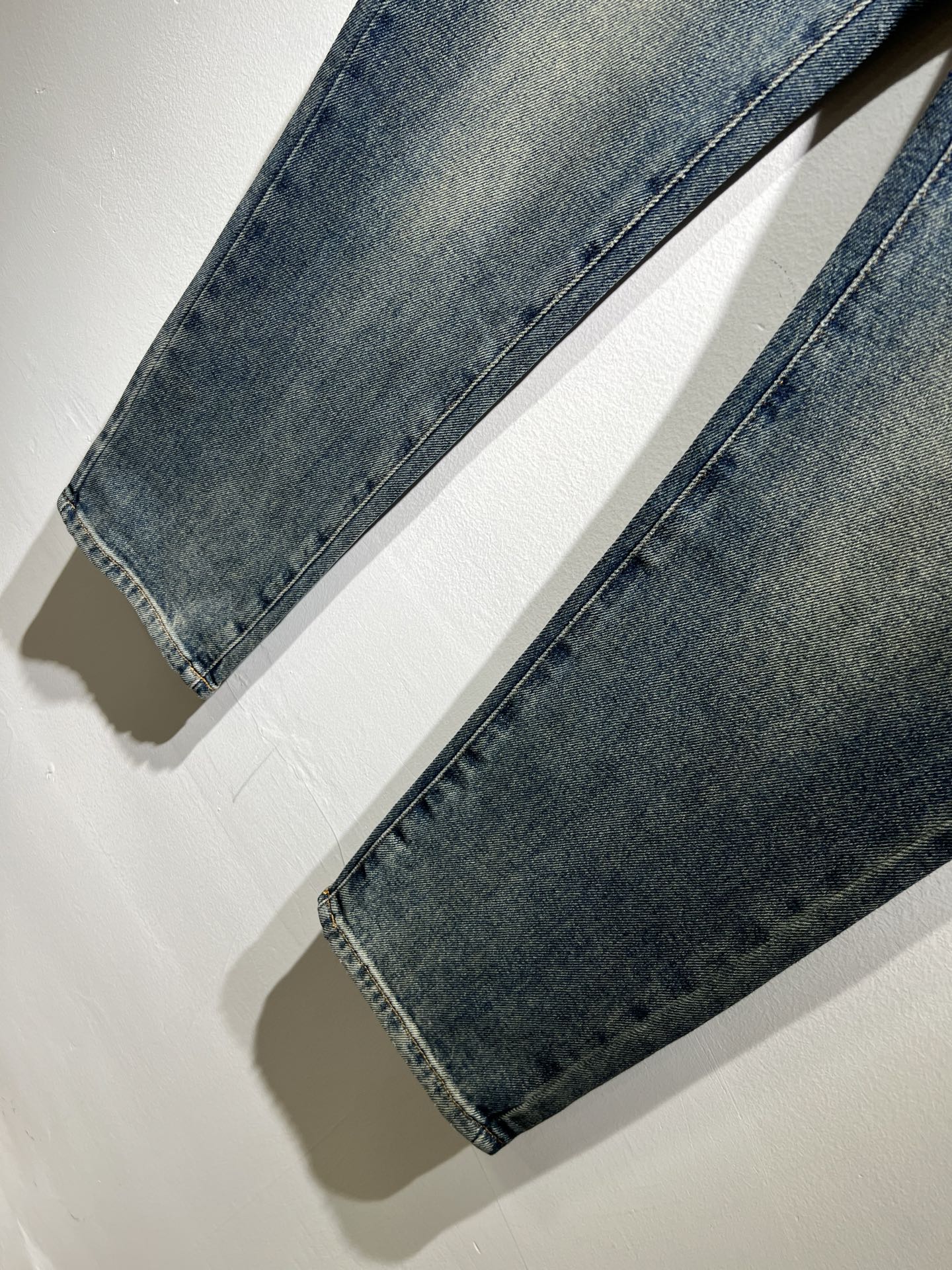 Louis Vuitto*路易*登2025秋冬新款男士经典水洗小直筒牛仔长裤。绝佳的上身性能，百搭之选，