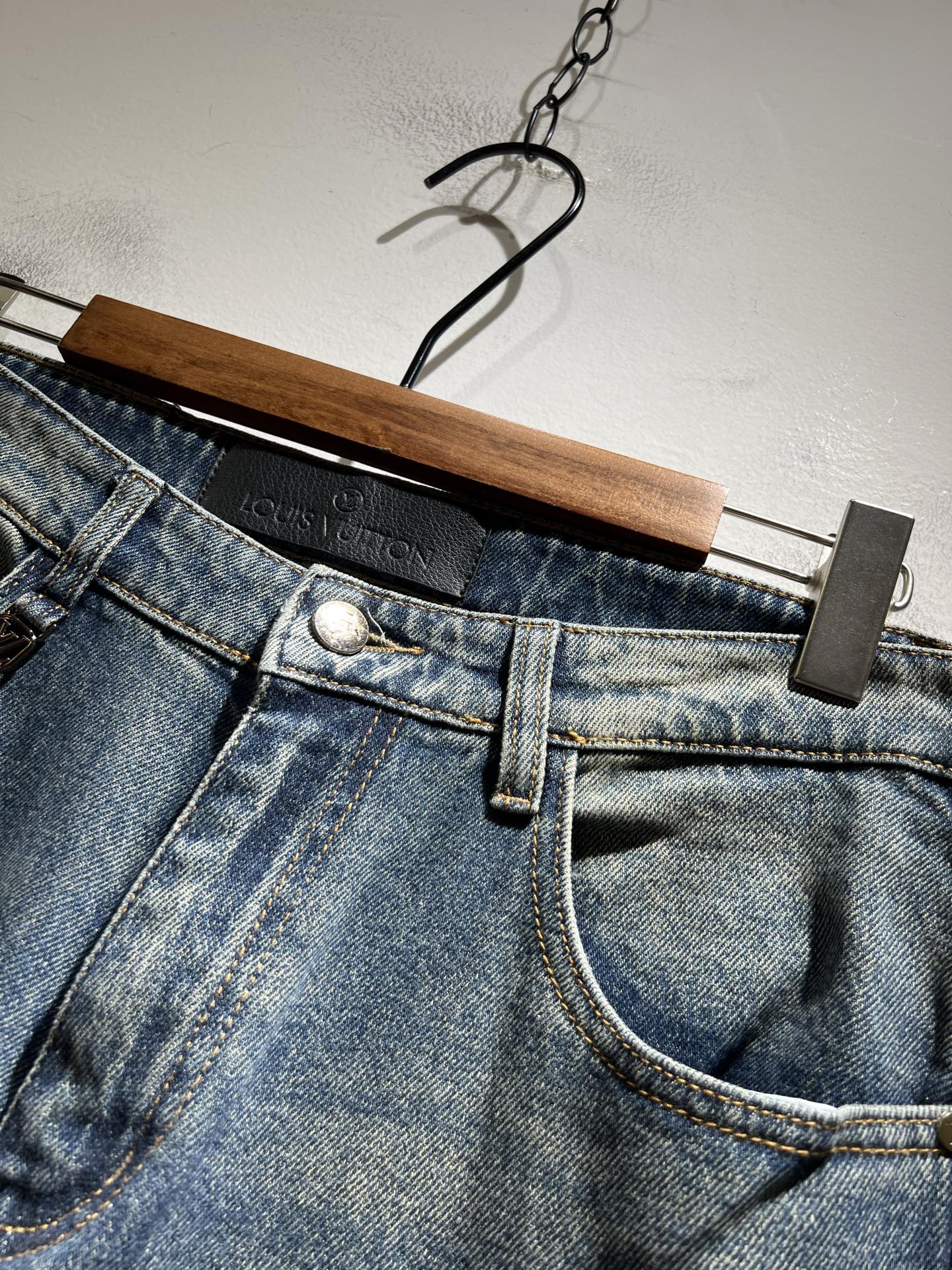 Louis Vuitto*路易*登2025秋冬新款男士经典水洗小直筒牛仔长裤。绝佳的上身性能，百搭之选，