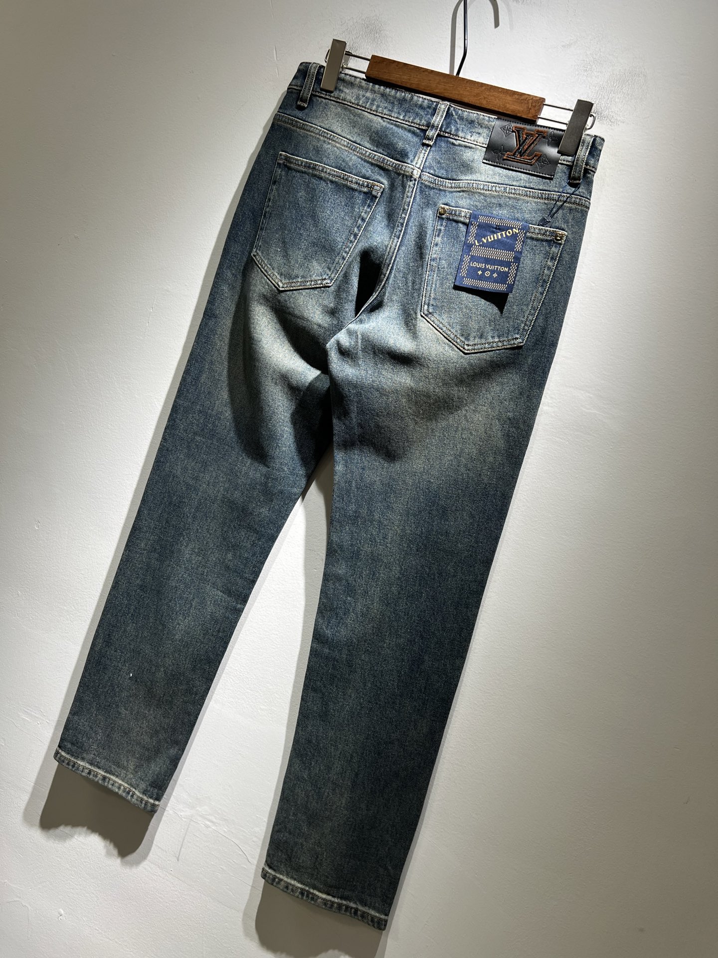 Louis Vuitto*路易*登2025秋冬新款男士经典水洗小直筒牛仔长裤。绝佳的上身性能，百搭之选，
