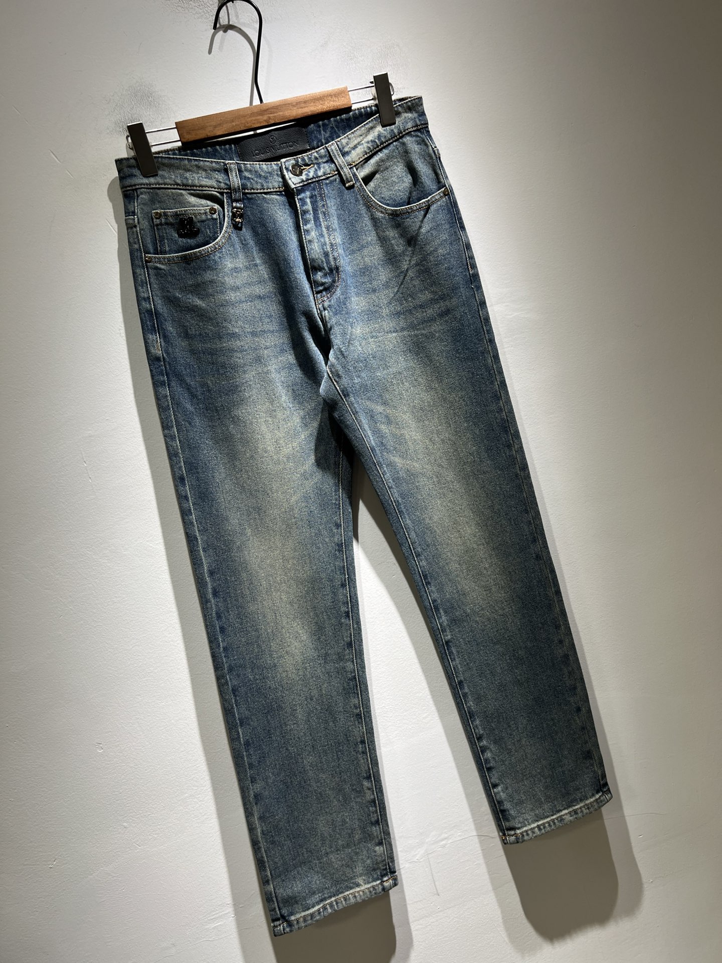 Louis Vuitto*路易*登2025秋冬新款男士经典水洗小直筒牛仔长裤。绝佳的上身性能，百搭之选，