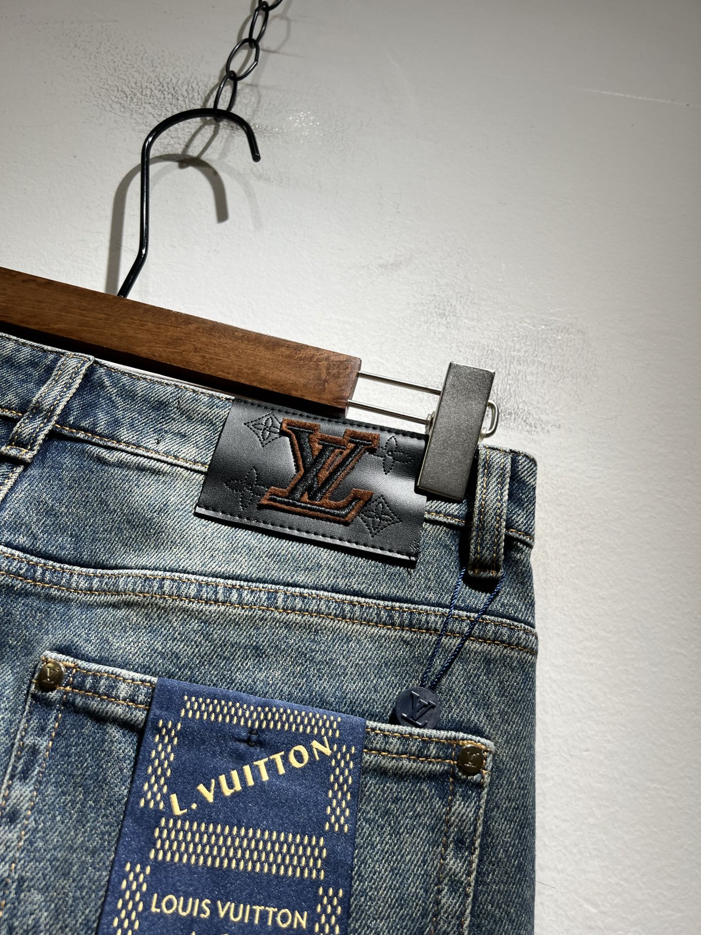 Louis Vuitto*路易*登2025秋冬新款男士经典水洗小直筒牛仔长裤。绝佳的上身性能，百搭之选，