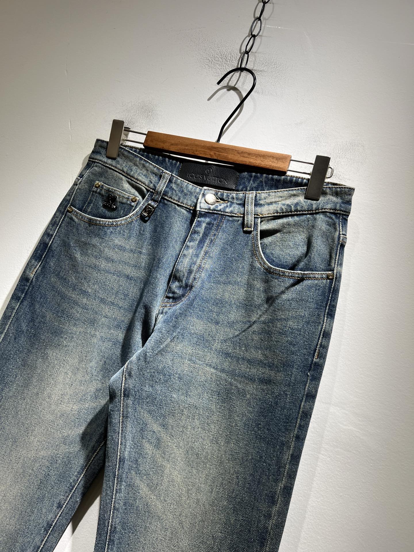 Louis Vuitto*路易*登2025秋冬新款男士经典水洗小直筒牛仔长裤。绝佳的上身性能，百搭之选，