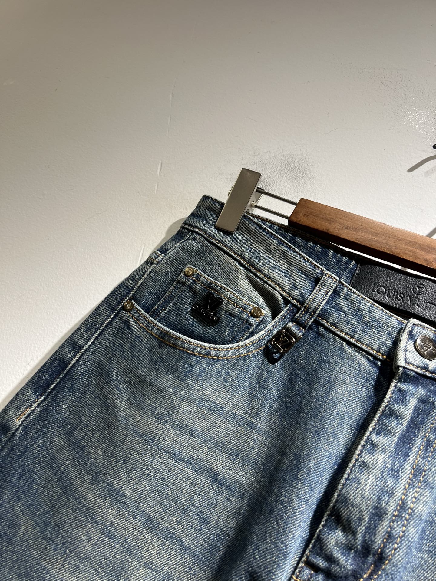 Louis Vuitto*路易*登2025秋冬新款男士经典水洗小直筒牛仔长裤。绝佳的上身性能，百搭之选，