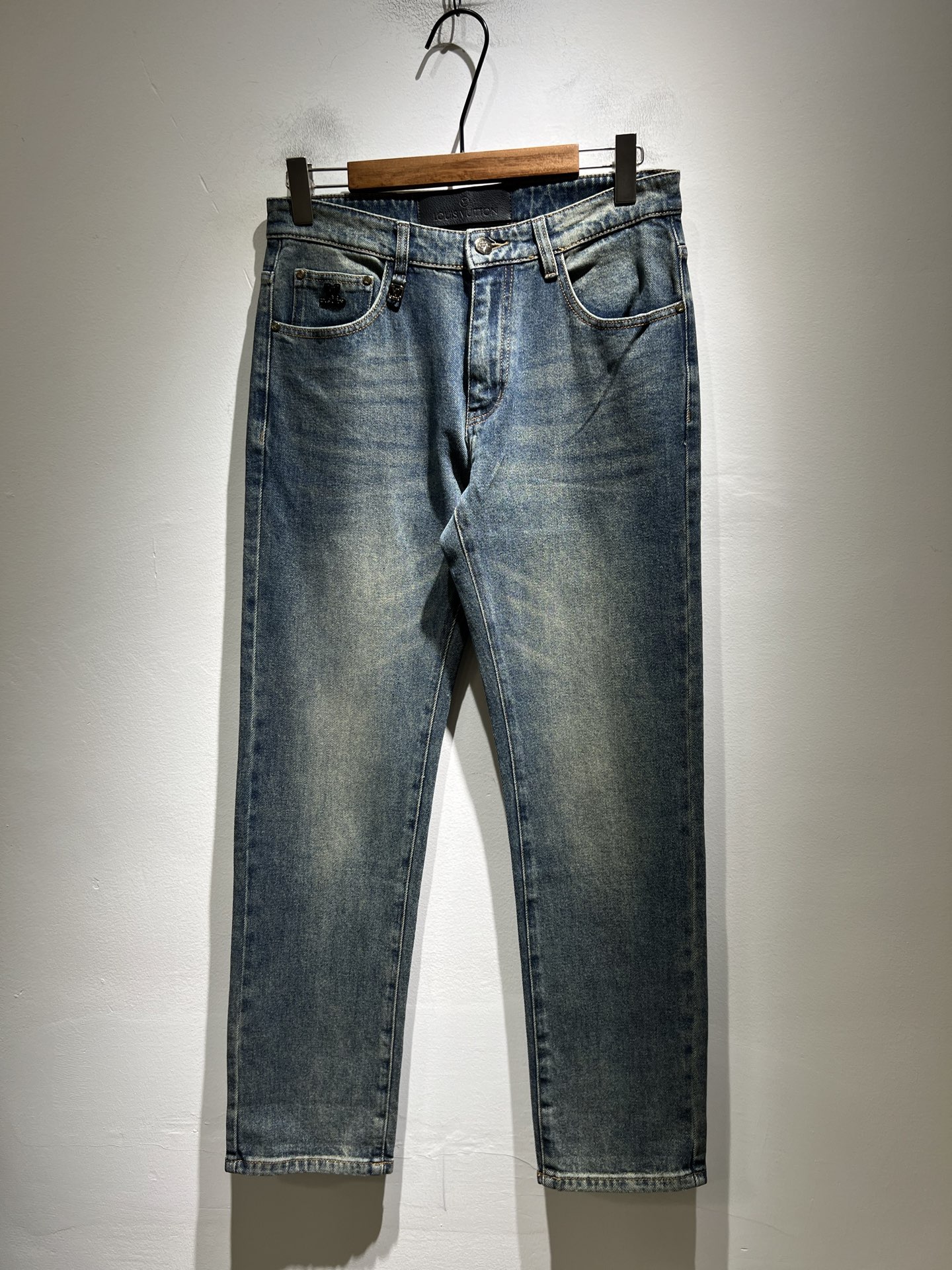 NO:610529,Louis Vuitto* Louis*den's new 2025 autumn and winter men's classic washed small straight denim trousers. Excellent upper body performance, versatile choice, great value for money to share!  !  As a classic combination of men's simple elements, the Luyu Louis classic jeans series has always been a legendary item in the industry and an enduring item. Many men with senior financial strength are guests of the Louis family. Countless big shots have performed it. There is a saying in the fashion circle. It is made of top-quality denim denim fabrics. After being treated with high-end washing technology, it has a sense of class and luxury. Nameplate waist plate hardware logo accessories design!  The fabric is extremely comfortable for the upper body and gives people a full of trendy and fashionable atmosphere. It interprets luxury and trendiness to the extreme. The classic, exquisite and precise straight-cut design has a thickness that can be used across all seasons and is a must-have item!  Size 30 -38 37,,louis vuitton,louis vuitton,alexander wang19860909Louis Vuitto*路易*登2025秋冬新款男士经典水洗小直筒牛仔长裤.绝佳的上身性能,百搭之选,超值性价比分享！！作为男生简约元素经典搭配,路遇路易经典仔裤系列,这个一直是业内的传奇单品,也是经久不衰的单品,很多具有资深经济实力的男人都是路易家族的座上客,无数的大佬都曾演绎过,时尚圈更是流传这么一句话,顶级丹宁牛仔面料打造而成,经高端水洗工艺处理后,极具档次与奢华感.铭牌腰牌五金logo辅料设计！面料极好上身舒适,给人满满的潮流时髦气息,将奢华与潮流感演绎到了极致,经典精湛精准的直筒版型裁剪设计,厚度更是能横跨四季必入好款！ 尺码30 -38 37,,louis vuitton,louis vuitton,alexander wang,Men's clothing