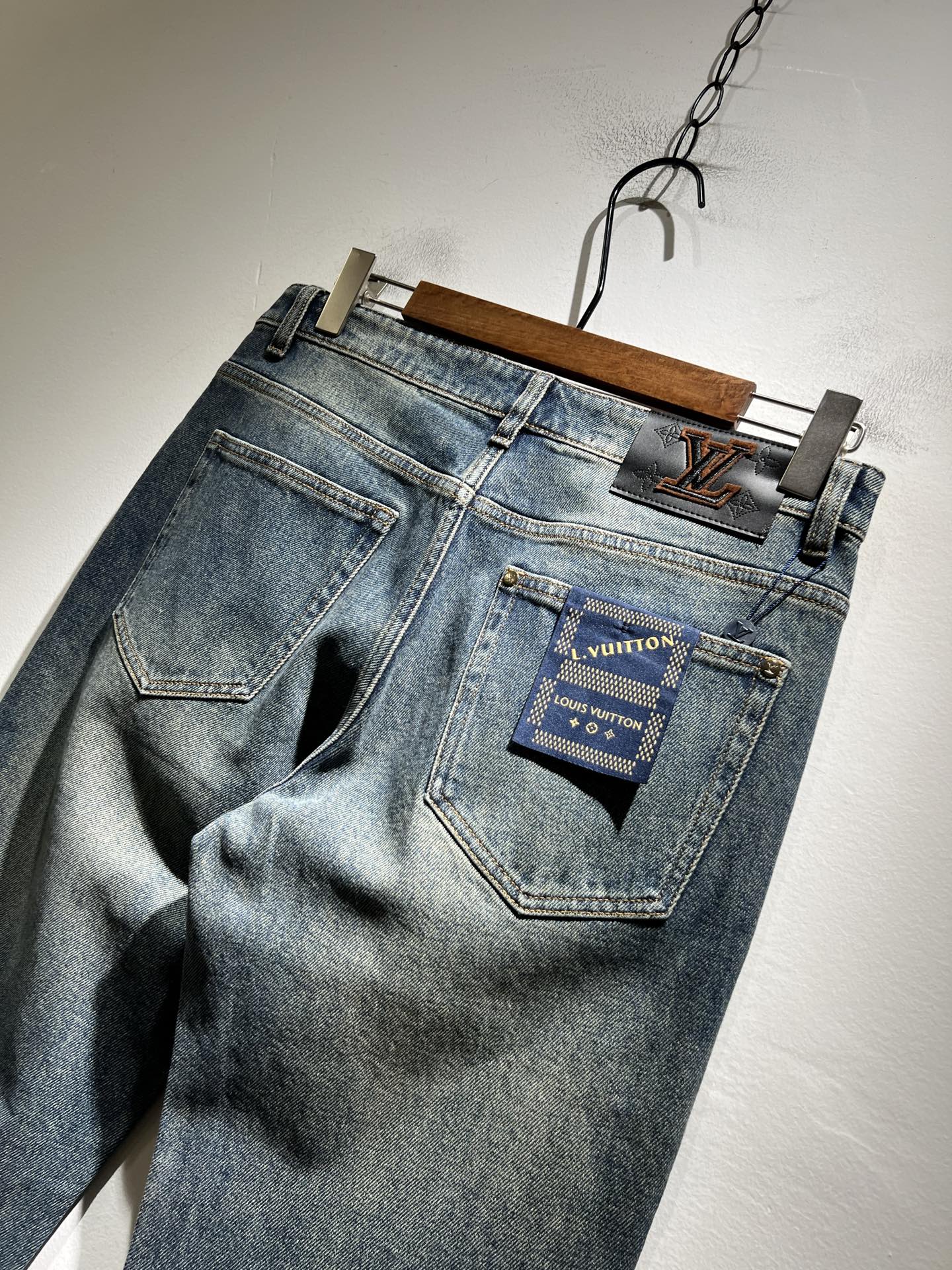 Louis Vuitto*路易*登2025秋冬新款男士经典水洗小直筒牛仔长裤。绝佳的上身性能，百搭之选，