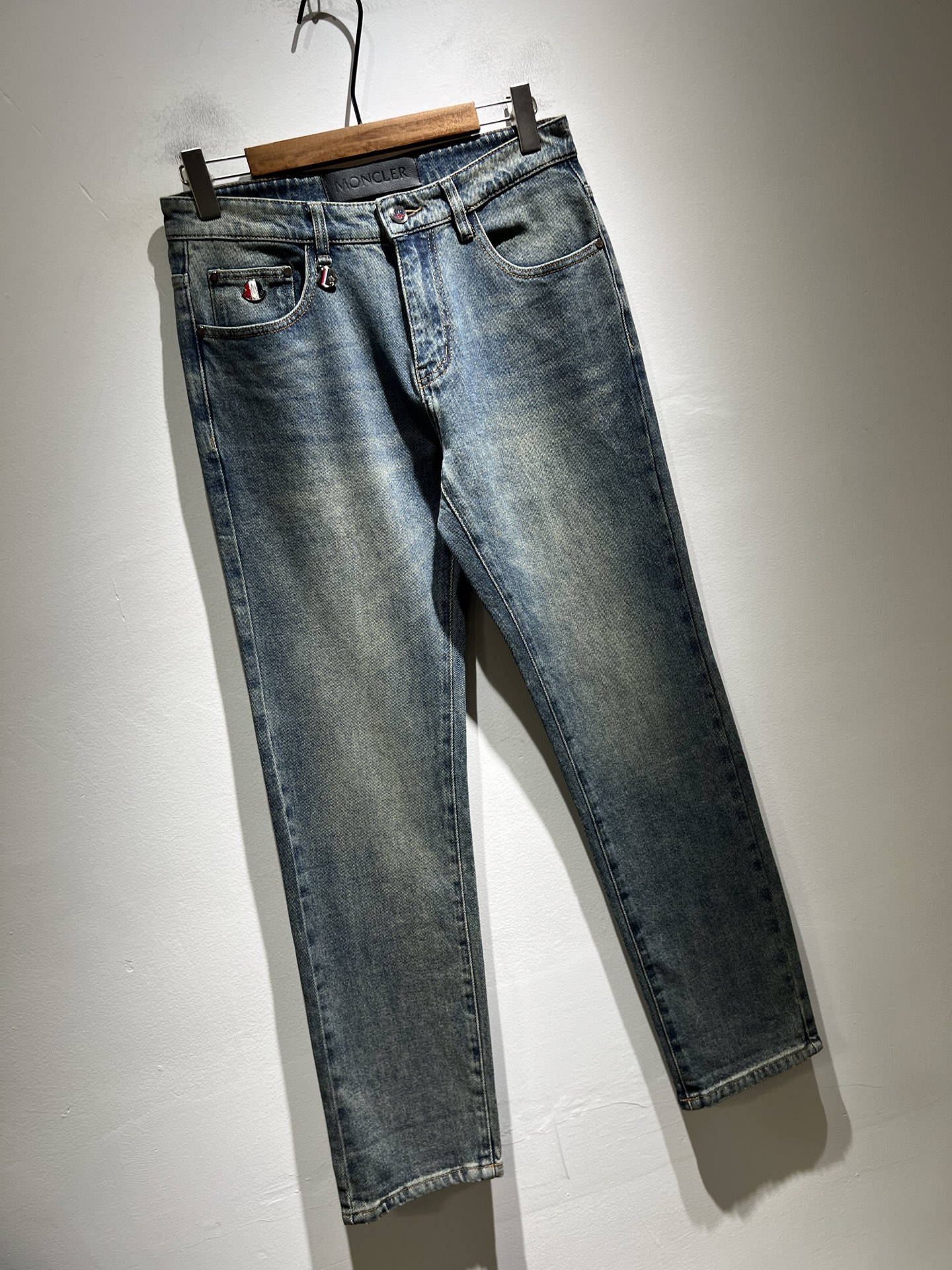 MONC蒙*口2025秋冬新款牛仔裤，贸易公司渠道稀出，同步官网发售！M稀缺渠道订单臻品，品质控闭眼收走