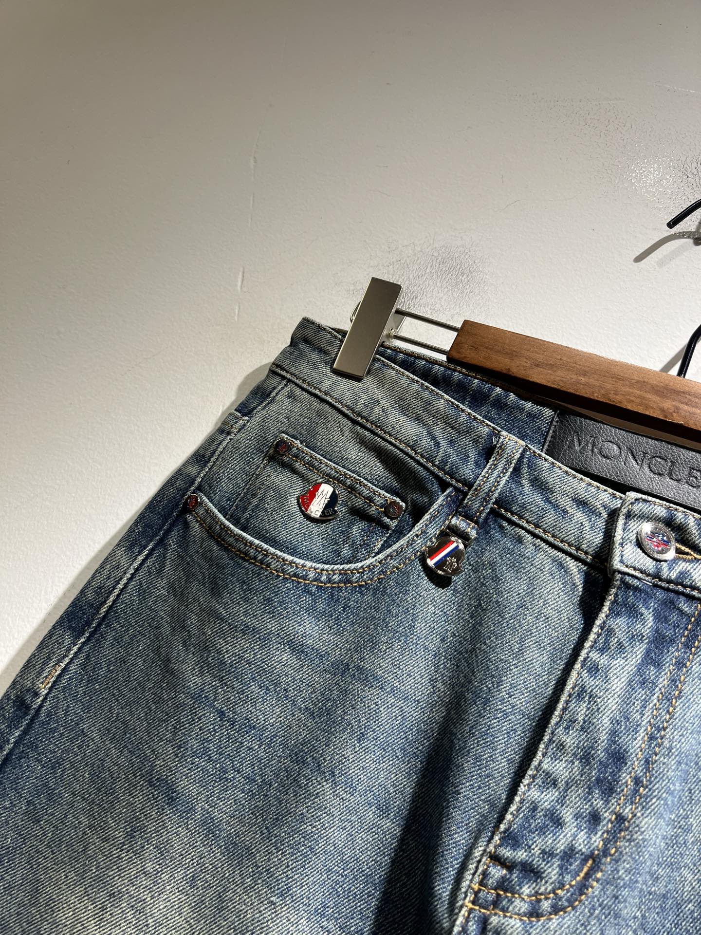 MONC蒙*口2025秋冬新款牛仔裤，贸易公司渠道稀出，同步官网发售！M稀缺渠道订单臻品，品质控闭眼收走