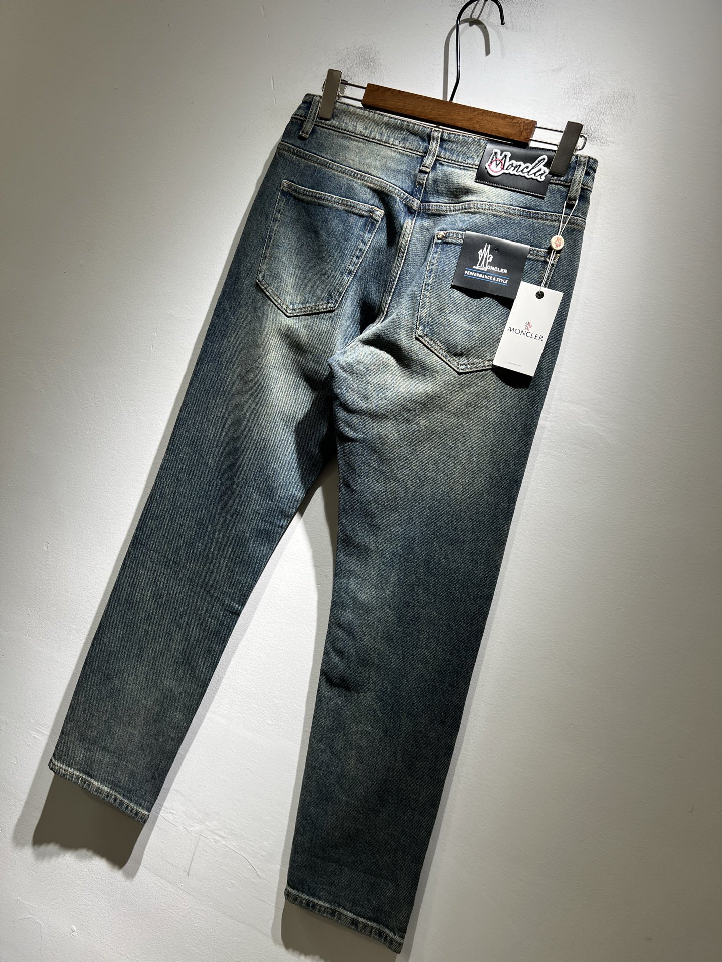 MONC蒙*口2025秋冬新款牛仔裤，贸易公司渠道稀出，同步官网发售！M稀缺渠道订单臻品，品质控闭眼收走