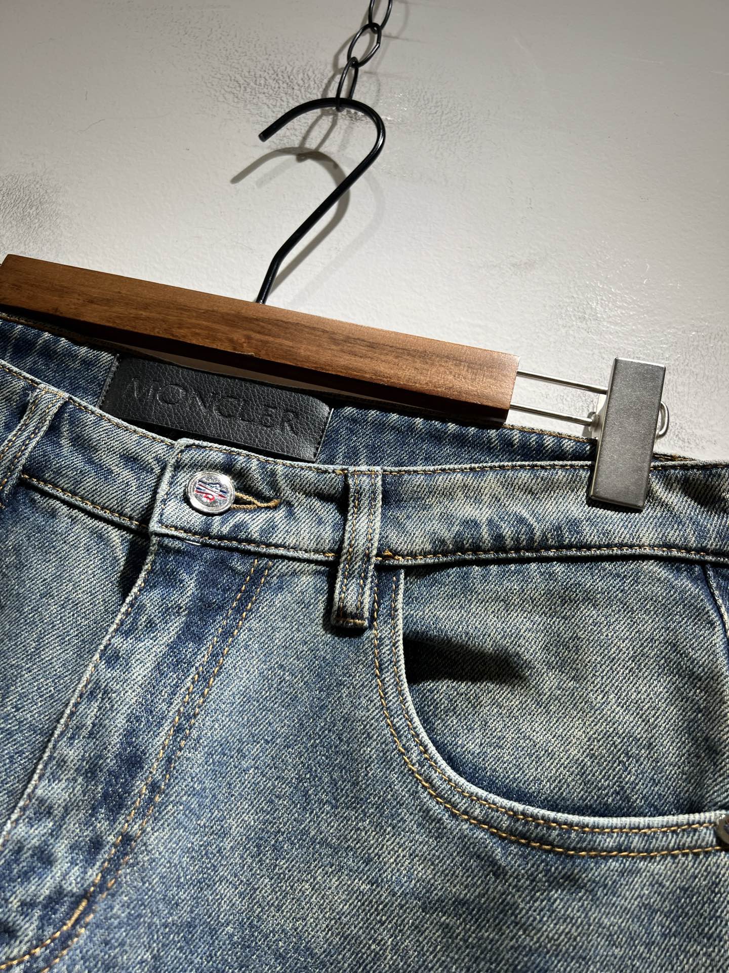 MONC蒙*口2025秋冬新款牛仔裤，贸易公司渠道稀出，同步官网发售！M稀缺渠道订单臻品，品质控闭眼收走