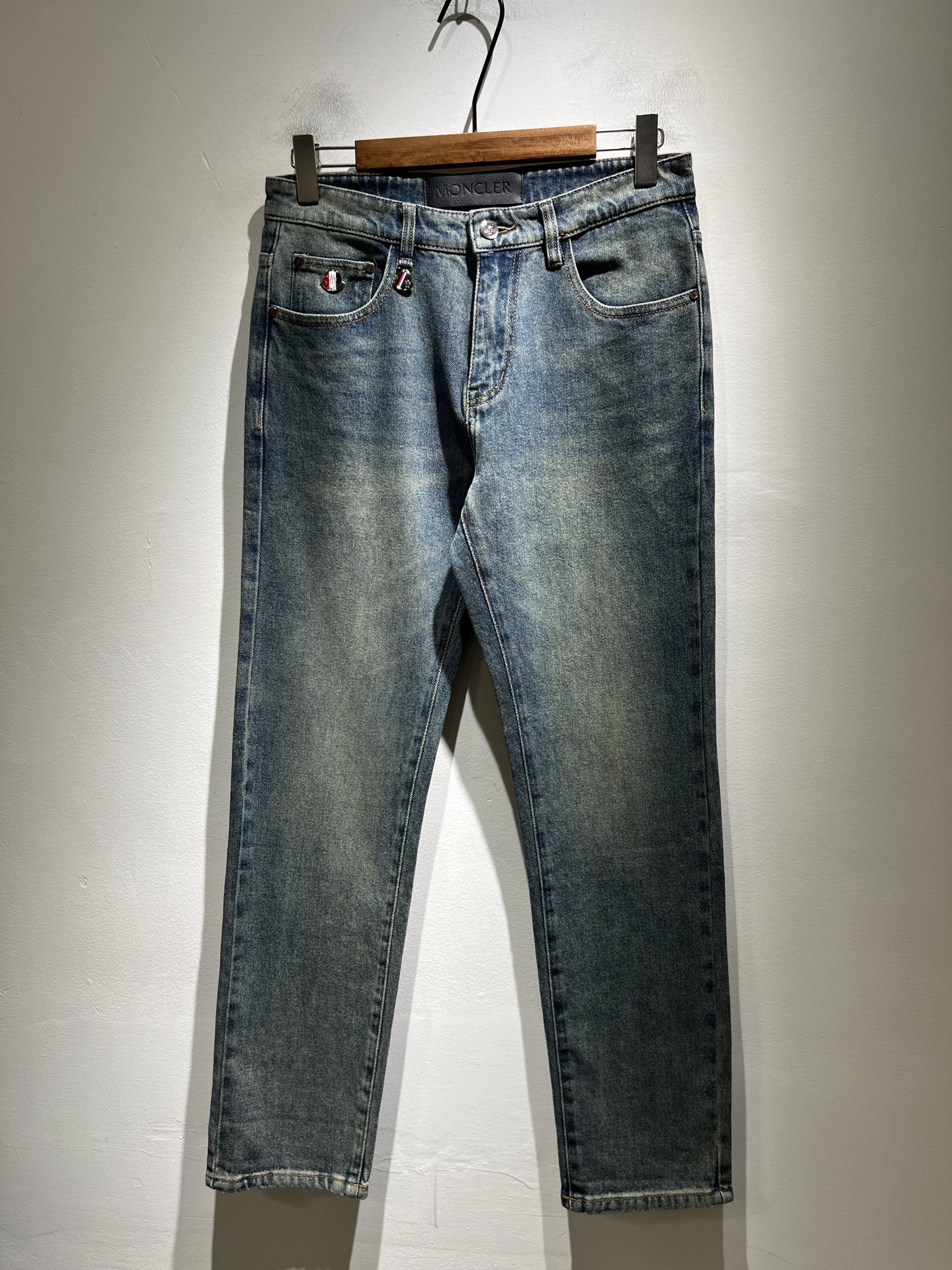 NO:610524,MONC's 2025 autumn and winter new jeans are rarely available through trading company channels and will be sold simultaneously on the official website!  M rare channel orders for high-end products, quality control, close your eyes and take it away without regrets!  Customized original logo badge design!  These denim trousers are made of pure cotton imported from customers!  The top-grade denim fabrics are carefully crafted, and the combination of ingredients is very basic but super perfect. The twill texture on the surface is clear and natural, and the hand feels solid and tough. You will definitely be convinced when you get it, and it can withstand random counter inspections!  The pattern is also very good. It is a super slim pattern. If you come across it, just pick it up quickly. It will save you a lot of effort in matching!  Size 30-3837,,jeans,alexander wang19860909MONC蒙*口2025秋冬新款牛仔裤,贸易公司渠道稀出,同步官网发售！M稀缺渠道订单臻品,品质控闭眼收走的不后悔款！定制原版logo徽章设计！本款牛仔长裤选用客供进口纯棉面料！顶级牛仔面料精心制作,成份组合很基础却又是超完美,表面斜纹肌里感清晰自然,手感瓷实有韧性,实物到手绝对让你为之诚服,经得起随意柜台支验！版型方面也非常出色,属于超显瘦的版型,能碰到的就赶紧收下,会让你在搭配方面省下不少力！尺码30-3837,,jeans,alexander wang,Men's clothing