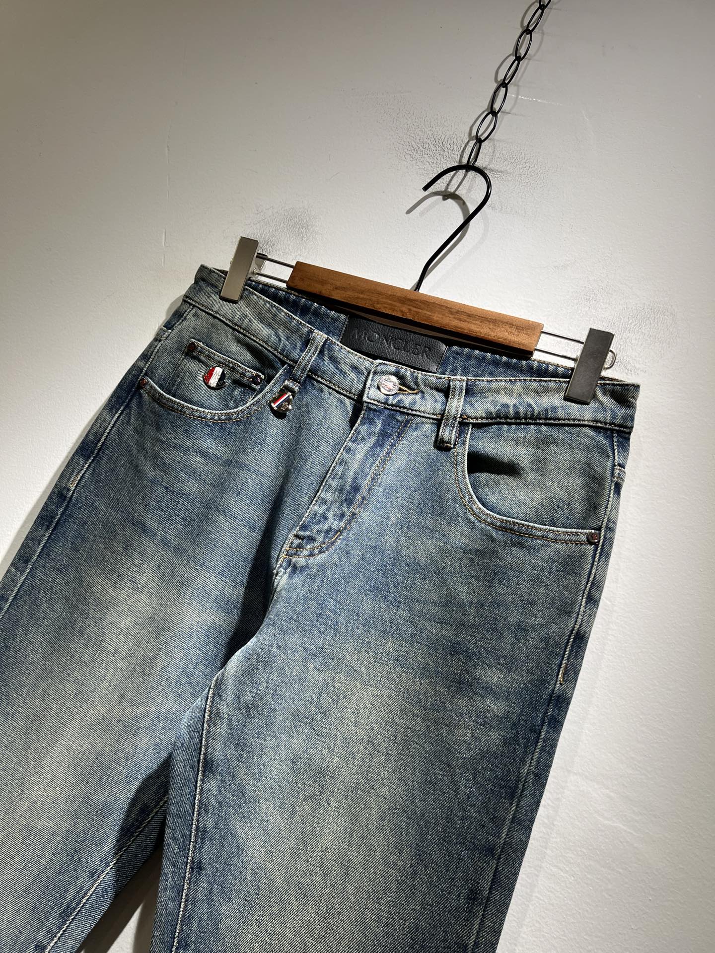 MONC蒙*口2025秋冬新款牛仔裤，贸易公司渠道稀出，同步官网发售！M稀缺渠道订单臻品，品质控闭眼收走